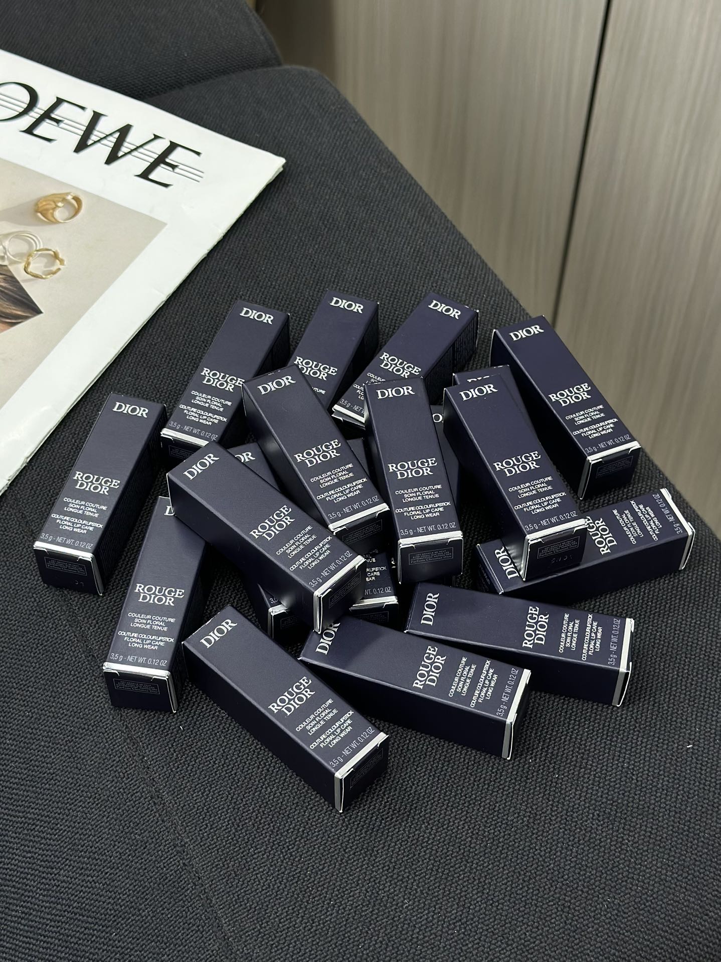 NO:810807,Let’s first look at the packaging, lipstick, lip glaze, and lipstick.19860909先来看包装,口红.唇釉.唇膏,accessory