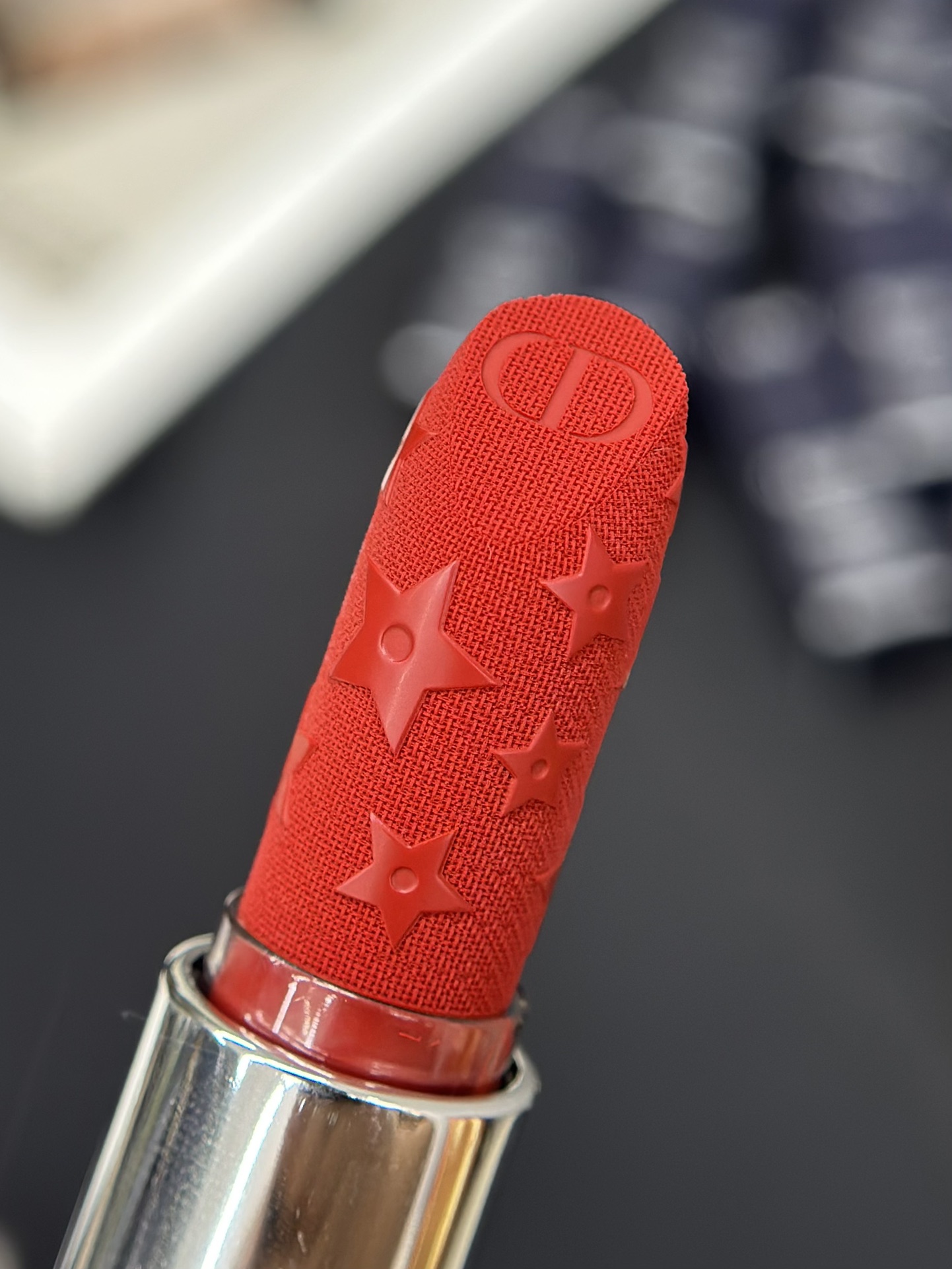 NO:810798,The paste details of the Dior Christmas limited gold tube are so beautiful that they are speechless. The red velvet embossing + star embossing are so good. The Dior logo and star pattern are three-dimensional and exquisite, as if the Christmas starry sky has been kneaded into the paste. Just looking at the paste makes you want to collect it!  The cut surface of the paste is super regular, the velvet texture feels as delicate as velvet, and the moisturizing version is even more plump and moisturizing. Even the paste has a high-end feel. You can take a long time just to look at it before applying it, and you will lose control of details!  !  !  , lipstick. lip glaze. lipstick, dior19860909迪奥圣诞限定金管的膏体细节直接美到失语 红丝绒压纹+星星浮雕也太会了吧 迪奥logo和星星图案立体又精致,像把圣诞星空揉进了膏体里,光看膏体就忍不住想收藏！ 膏体切面超规整,丝绒质地的触感细腻得像天鹅绒,滋润款更是饱满莹润,连膏体都透着高级感,涂之前光欣赏都能看半天,细节控直接沦陷！！！,口红.唇釉.唇膏,dior,accessory