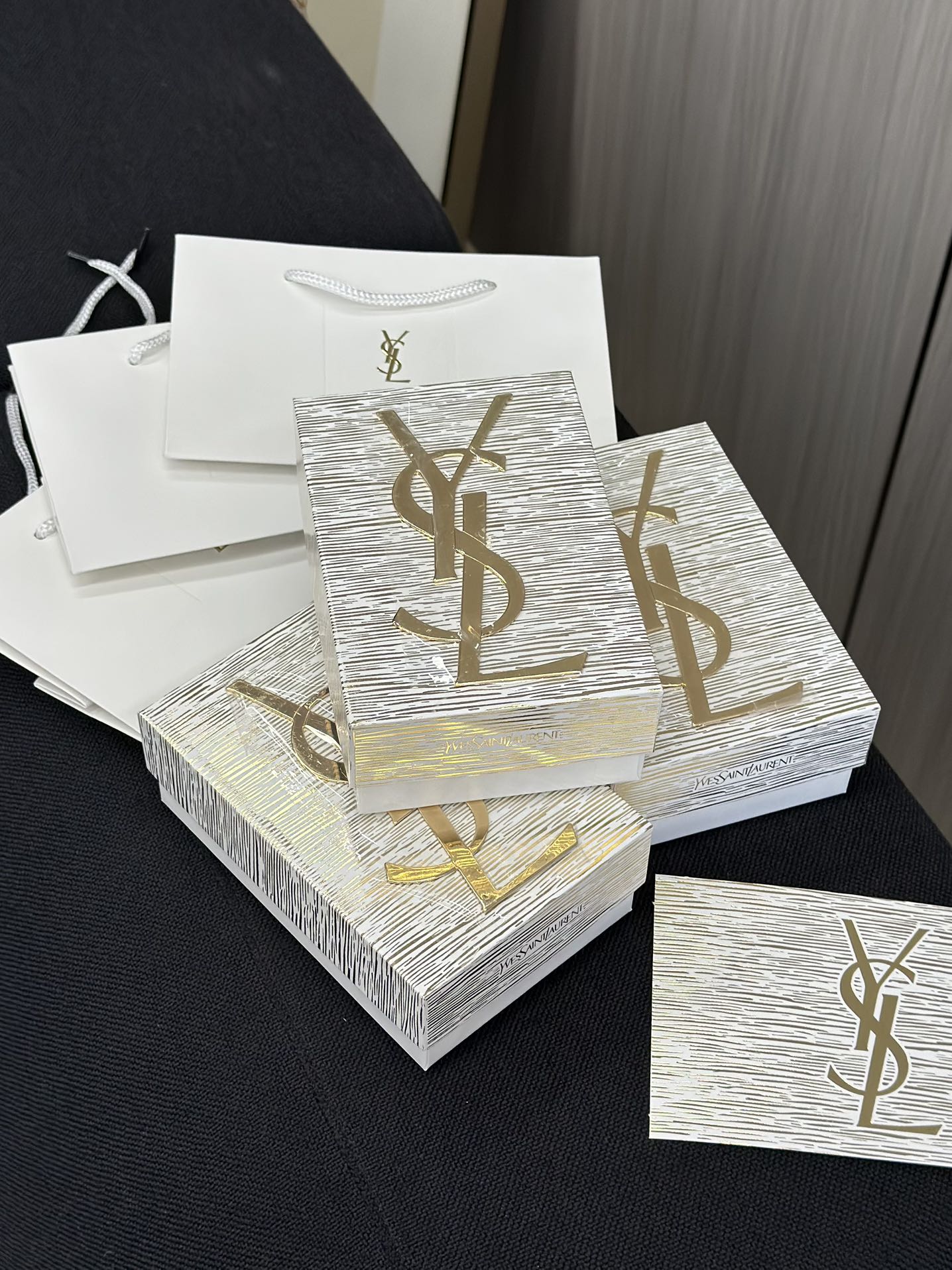 NO:810760,Happy babies!  !  Take a quick look. YSL has always known how to indulge in extravagance and extravagance!  This year, the 'luxury gold party' was moved to the dressing table and it was so beautiful that it made me look like a god!  !  !  !  It’s great to receive such a set for the New Year!  It will really explode with joy!  !  !  , lipstick. lip glaze. lipstick, saint laurent19860909喜金的宝宝们！！速速看过来 YSL一直是懂纸醉金迷的！今年更是一整个把「奢金派对」搬到了化妆台上直接美到封神！！！！ 新年能收到这么一套心头好！真的会爆炸开心！！！,口红.唇釉.唇膏,saint laurent,accessory