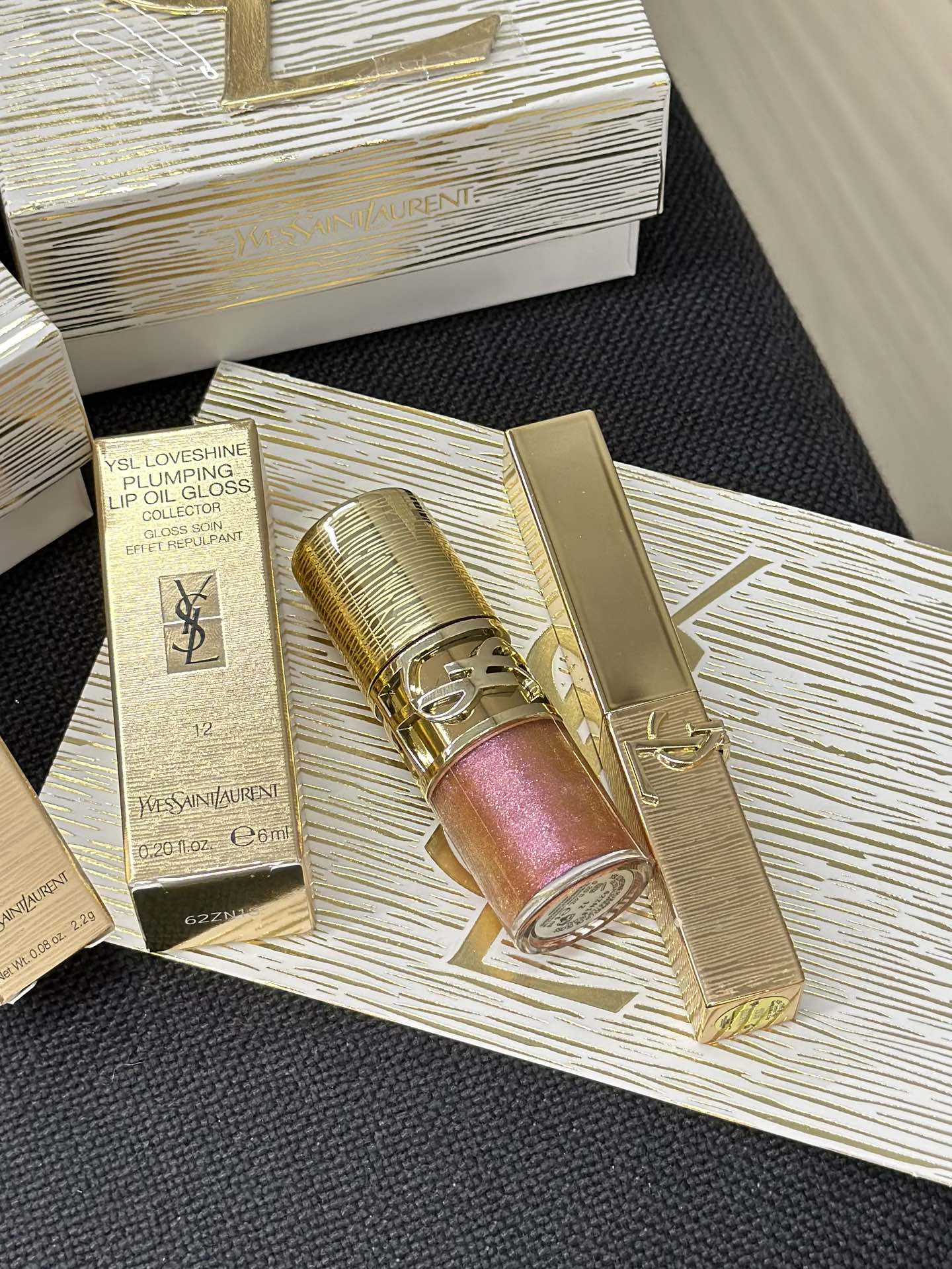 NO:810754,This limited edition box set is really a blessing for YSL. The wave reaches the ceiling. The gilt case comes with a Christmas filter, filling the festive atmosphere. The three-dimensional embossed logo looks noble. The hair tie is absolutely eye-catching when taking photos. YSL's hot new product comes in a limited packaging. Familiar and easy-to-use formula + great appearance, feelings and experience are both online. Self-sustainable fragrance, great gift giving!  !  !  Color number YSL1986 Saint Laurent YSL12 Starry Night Jelly, lipstick. lip glaze. lipstick, saint laurent, saint laurent19860909这款限定套盒真的是美发财了 YSL 这波直接卷到天花板 鎏金外壳自带圣诞滤镜 拉满节日氛围 立体浮雕 logo看着就显贵 拍照发圈绝对吸睛 YSL爆款新品换上限定包装 熟悉的好用配方＋绝美颜值,情怀和体验双在线 自留用着香,送礼超有面！！！ 色号YSL1986 圣罗兰 YSL12 星夜冻,口红.唇釉.唇膏,saint laurent,saint laurent,accessory