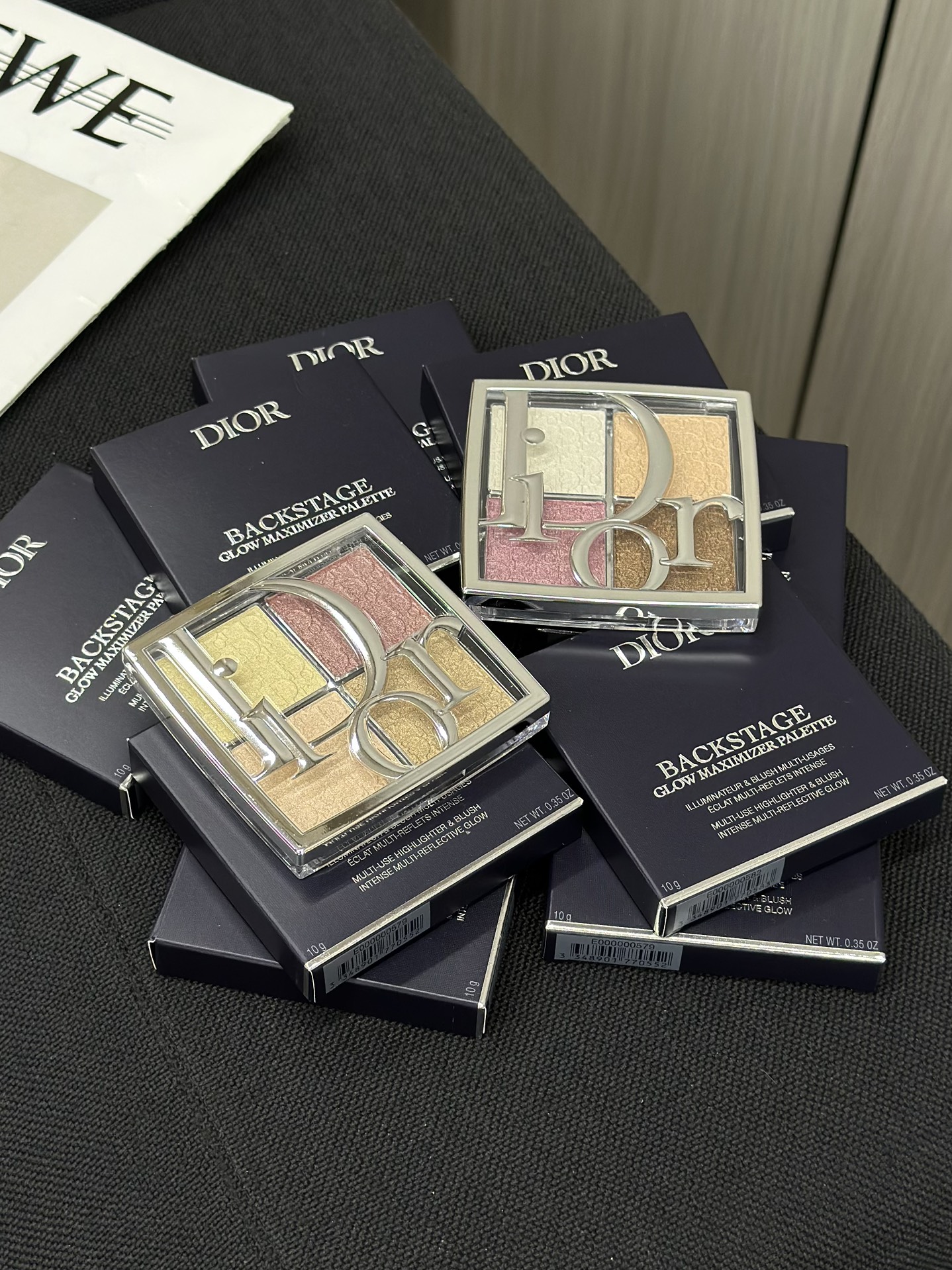 NO:810808,Dior's four-color highlighter really smells good ~ this shell is amazing!  Very exquisite!  The high-gloss texture is naturally watery and transparent!  This palette of four-color highlighters smells really good!  !  !  ,makeup,dior19860909Dior四色高光真的香～这外壳绝了！非常精致！ 高光质地自然水灵又通透！四色高光这盘真的好香啊！！！,彩妆,dior,accessory