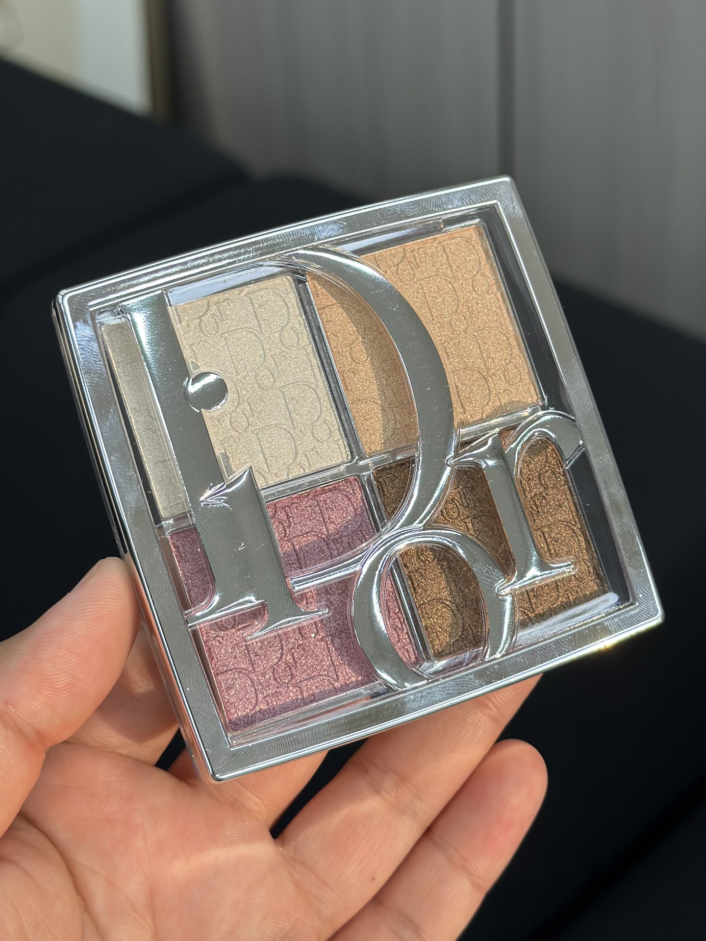 NO:810805,#001 A must-have for breakfast!  !  !  It’s so practical that you can’t imagine it. The embossed pressure plate design is so beautiful!  The four colors in one palette are very practical, and there are no useless colors. The Dior palette’s color rendering, elongation, and antioxidant levels are all amazing!  Can't fault the collection, makeup, dior19860909#001 早八必备！！！实用性强到你想不到 浮雕压盘设计,巨美！一盘四个色都很实用,没有鸡肋颜色,dior盘的显色度,延展度,抗氧化度,都很绝！挑不出毛病系列,彩妆,dior,accessory