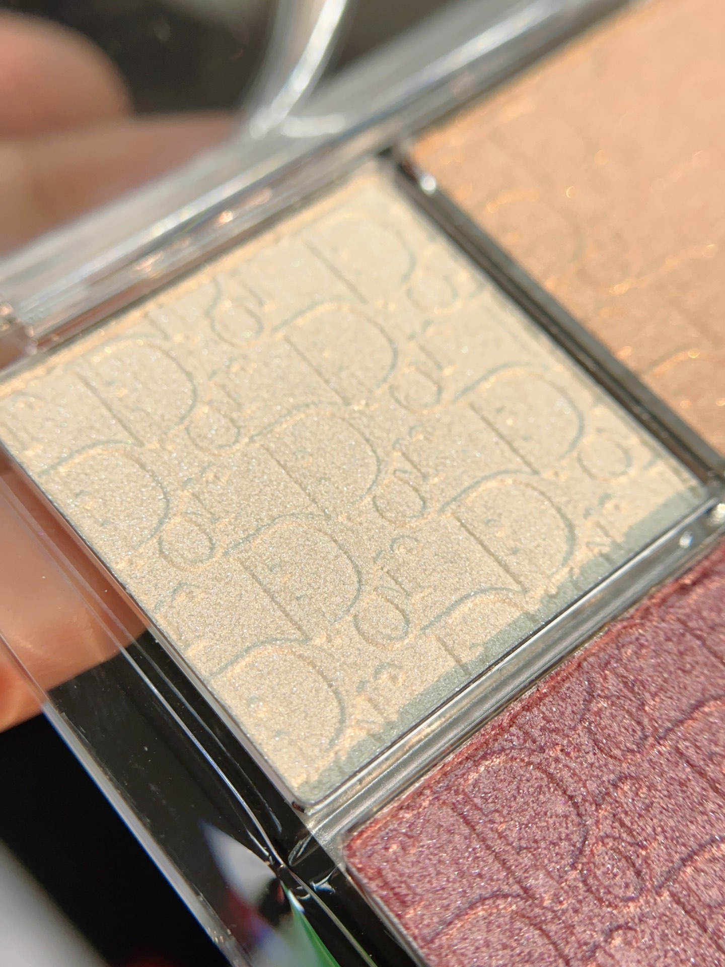 NO:810802,It also looks very sparkly under different lights~ It’s the kind of beauty that makes you look stunning as soon as you apply it casually!  Exquisite and high-end beauty!  Eye-catching effect directly fills the skin, make-up19860909不同光线下呈现出来的也非常闪～ 就是那种随手一涂就很惊艳的美！精致高级的美！ 吸睛效果直接拉满,彩妆,accessory