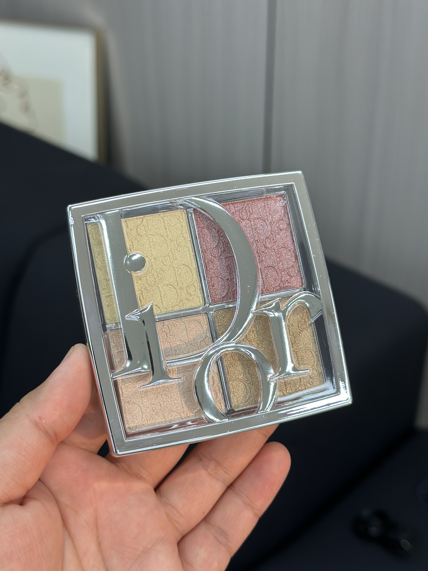 NO:810799,#004 is the 'Beautiful Unpopular Four-Color Highlight Disk' that fairies deserve. The four highlight colors are all beautiful and friendly to yellow skin!  Can be used for daily makeup, fine powder, sparkling shimmer, very small graininess, baked powder texture, top quality!  !  !  ,makeup19860909#004 是仙女值得拥有的“绝美冷门四色高光盘” 四个高光色都很美,黄皮友好！日常妆容都可用、粉质细腻,波光粼粼的闪度,颗粒感非常小、烤粉质地,顶级品质！！！,彩妆,accessory