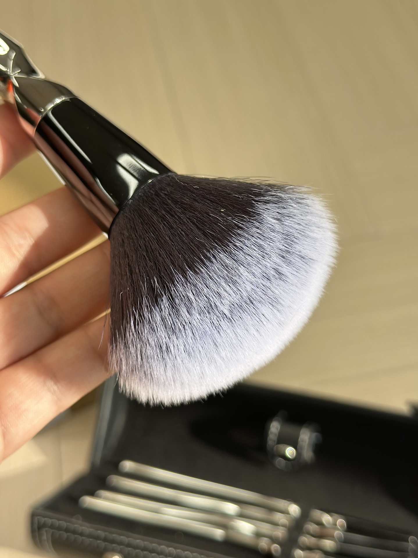NO:810865,Who knows!  !  !  This imported bionic fiber wool blended bristles are simply amazing!  It's so smooth that it feels like skating on your face, and there's no friction at all when applying makeup. Sisters with sensitive skin can use it with confidence!  And really not a hair is lost!  In the past, I was always worried about flying hairs all over my face when using a brush, but this one doesn’t happen at all, and the base makeup is refreshing and super clean!  The powder-grabbing power is also super strong. The powder is firmly grasped on the bristles, and the powder is evenly released on the face with a gentle swipe. No powder is absorbed and no product is wasted. This black technology blended material is really much more advanced than ordinary bristles. It is as soft and comfortable as clouds. Every time I put on makeup, I feel like I am enjoying SA!  !  !  , trendy department store19860909谁懂！！！这进口仿生纤维毛混纺刷毛简直绝了！ 丝滑到像在脸上溜冰,上妆完全没有摩擦感,皮肤敏感的姐妹也能放心用！而且真的一根毛都不掉！以前用刷子总担心满脸飞毛,这个完全不会,底妆清清爽爽超干净！抓粉力也超强,取粉牢牢扒在刷毛上,上脸轻轻一扫就均匀释粉,完全不吃粉不浪费产品. 这种黑科技混纺材质真的比普通刷毛高级太多,软乎乎的像云朵一样舒服,每次化妆都像在享受SA！！！,潮品百货,accessory