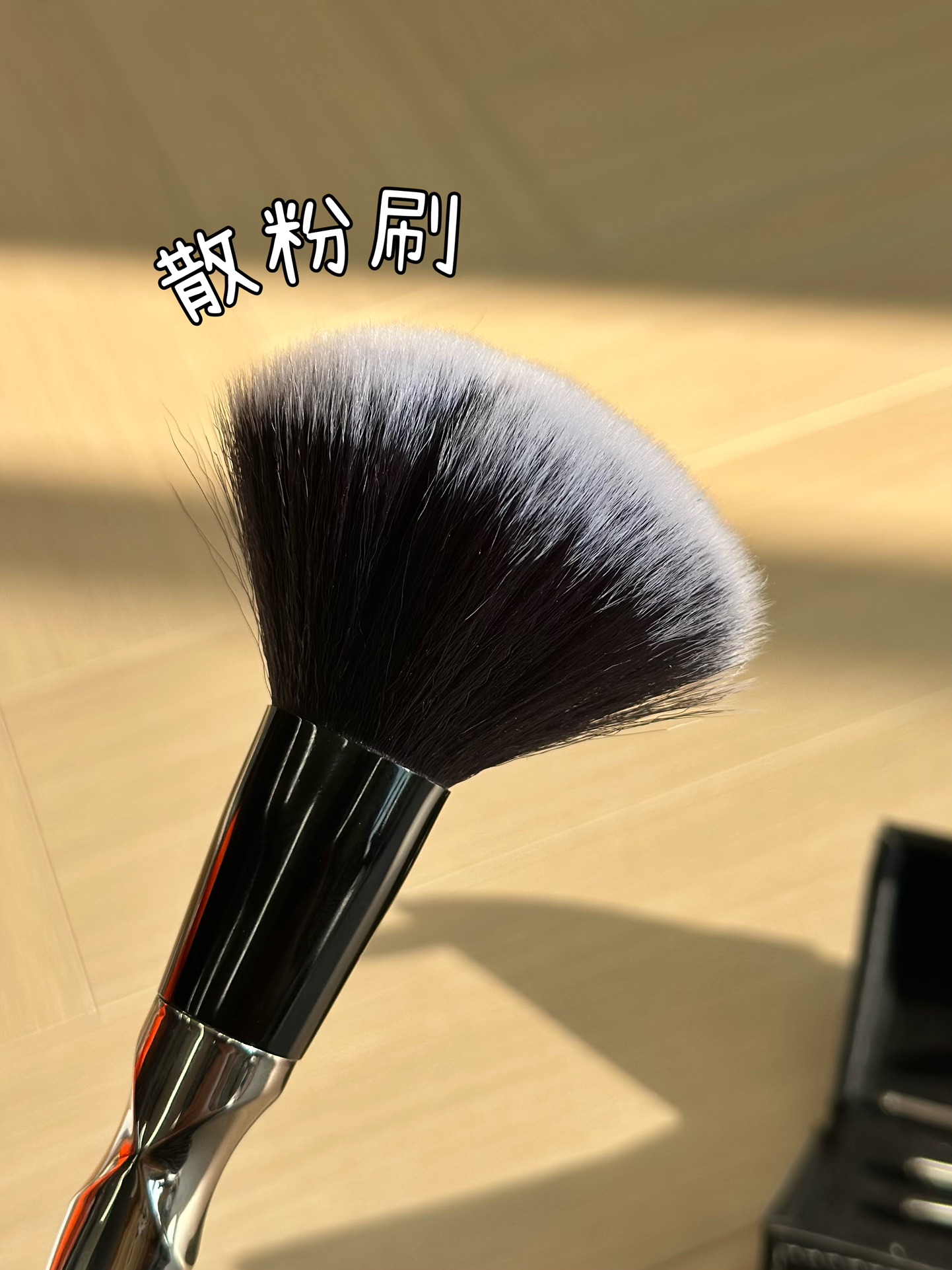 NO:810862,Lancôme's seven-piece set comes with all the makeup tools, and each one has a great use. The powder brush sets the makeup evenly without dusting, and the makeup lasts more smoothly. The eyebrow brush outlines the eyebrow shape very smoothly, and the roots are more natural. The smoke brush creates a smokey eye makeup artifact, and the blending layer is perfect. The eye shadow brush takes the powder and applies it accurately and evenly, making daily eye makeup easy to apply. The blending brush has no boundaries to transition eye makeup, so novices can not fall over.  The makeup sponge can be used both wet and dry without any powder, and the makeup will give you a dewy look. The full set covers base makeup, eye makeup, and setting makeup. It’s super worry-free to get it done in one step!  !  !  , trendy department store19860909兰蔻七件套配齐化妆全工具,每款都有大用处 散粉刷定妆均匀不飞粉,妆面持久更服帖 眉刷勾勒眉形超顺手,根根分明更自然 烟熏刷打造烟熏眼妆神器,晕染层次超到位 眼影刷取粉精准上色匀,日常眼妆轻松画 晕染刷过渡眼妆无边界,新手也能不翻车 美妆蛋干湿两用不吃粉,底妆拍出水光感 全套覆盖底妆、眼妆、定妆,一步到位超省心！！！,潮品百货,accessory