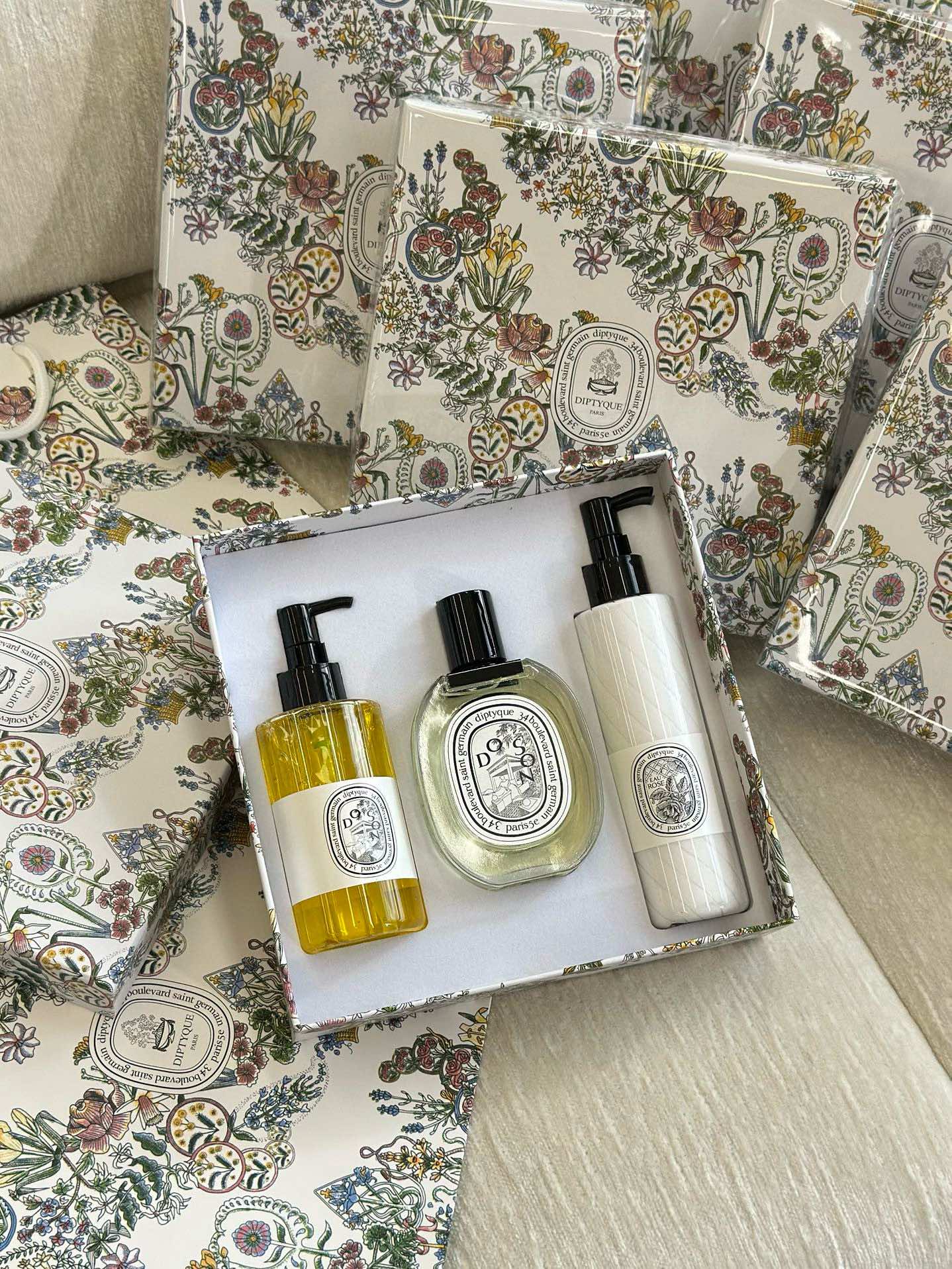 NO:810899,The King of Boxes is a three-piece set that offers all-in-one fragrance and body care. Each bottle has a large capacity of 200ml and is very cost-effective. You don’t have to worry about dosage anymore!  !  !  , toiletries, perfumes19860909套盒王炸三件套,香氛身体护理全拿捏 每瓶都是200ml大容量 性价比直接拉满,再也不用心疼用量！！！,洗护用品香水,accessory