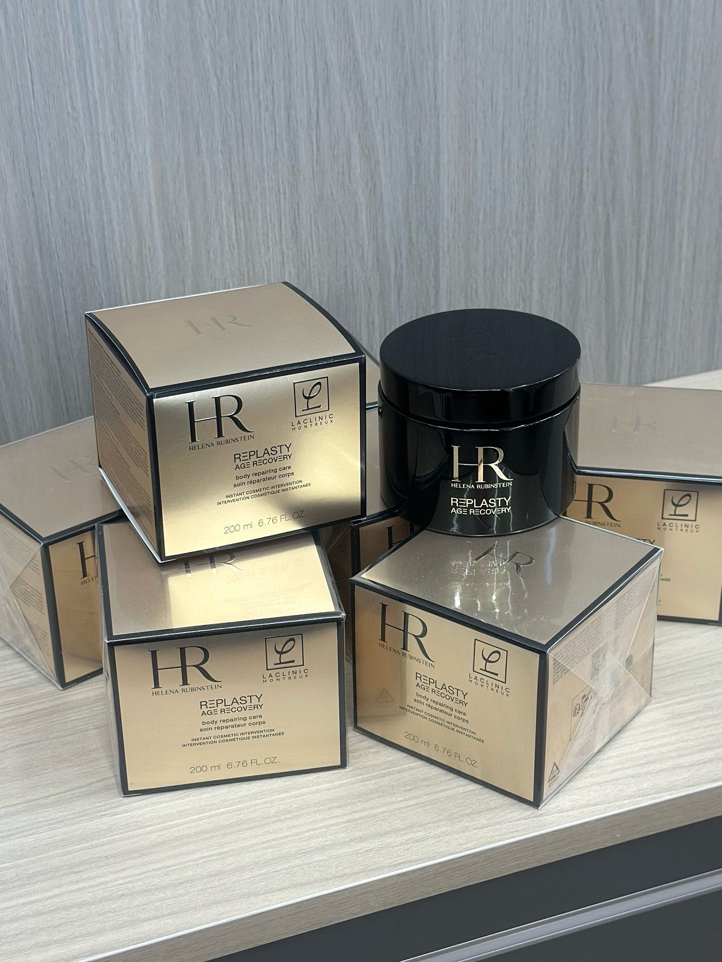 NO:810960,If 'black bandage face cream' is a luxurious first aid for skin, then this new jar of black bandage body cream is to extend the first-class repair ritual to the whole body. When 'skin care' no longer stops at the face, every inch of the skin is worth cherishing and caring for. The same source of technology can restart the youthfulness of the whole body!  This jar of body cream is not an ordinary moisturizer, but rebuilds elasticity and firmness from the root of the skin. Highly concentrated Bose Inhelena's soul technology ingredients penetrate deep into the skin to activate cell energy, helping the skin to be plump, firm, and elastic from the inside. The firming hyaluronic acid not only deeply hydrates, but also 'reshapes' the structure of the skin. From moisturizing to firming, it truly achieves the youthful contours of the body's skin. This jar allows 'anti-aging' to extend from the face to the body, which is the most advanced repair investment for yourself!  !  !  , toiletries19860909如果说「黑绷带面霜」是肌肤的奢养急救,那这罐全新的黑绷带身体霜,就是将头等舱级别的修护仪式延展至全身.当“护肤”不再止步于面部,肌肤的每一寸细节都值得被珍视与呵护. 同源科技,重启全身年轻力！这罐身体霜不是普通的滋润,而是从肌底根源重建弹力与紧实度. 高浓玻色因赫莲娜的灵魂科技成分.深入肌底激活细胞能量,帮助肌肤从内饱满、紧致、有弹性. 紧塑玻尿酸不仅深层补水,还能“重塑”肌底结构.从保湿到紧实,真正实现身体肌肤的年轻轮廓. 这一罐,让“抗老”从面部延伸到身体,是对自己最高级的修护投资！！！,洗护用品,accessory