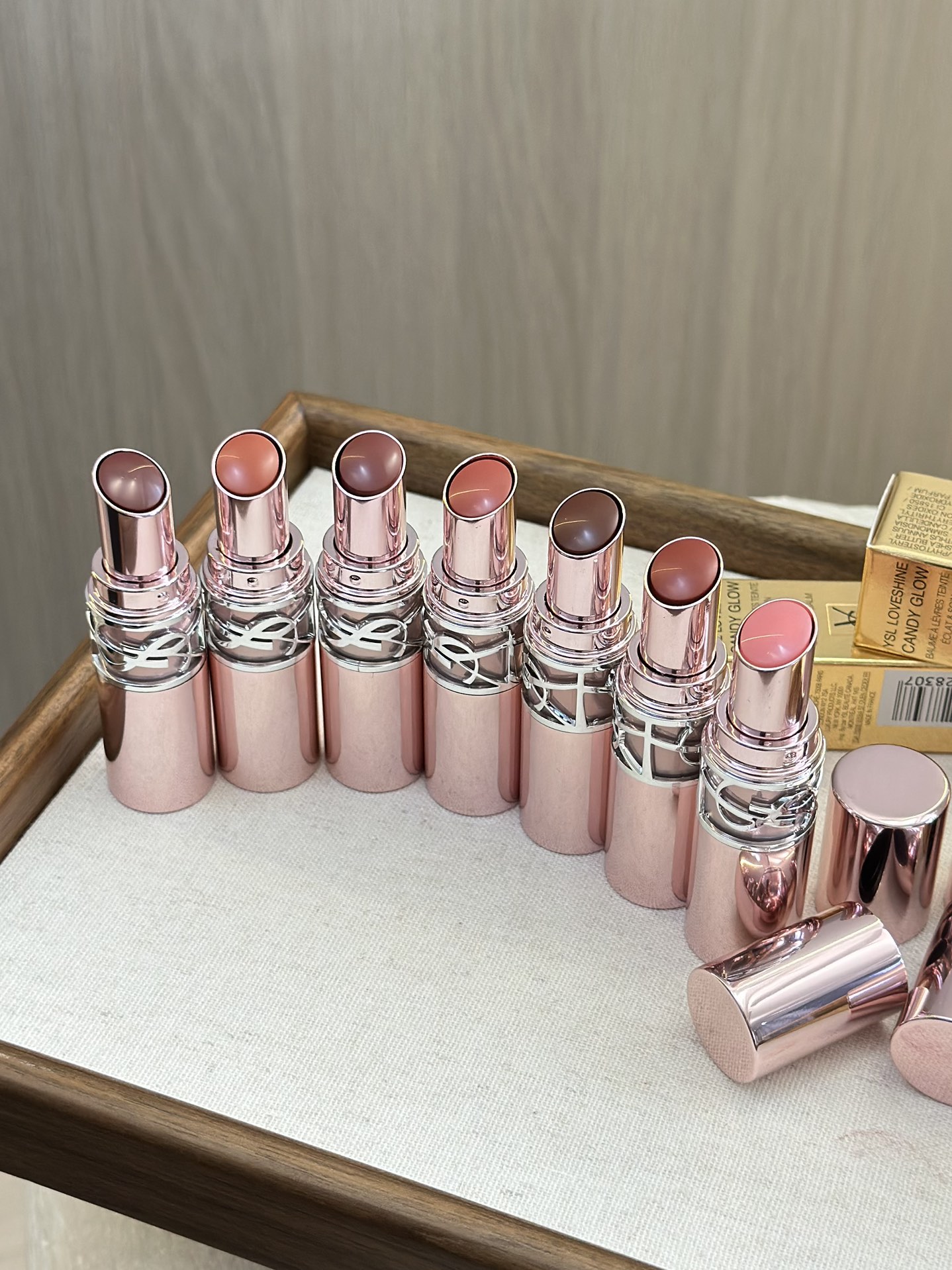 NO:810987,YSL, if you don't take action, you will be at your peak once you take action!  Y's first tinted lip balm, I admit I was a little bit shocked!  !  !  (See the color description below) #1B Transparent Powder Pure Desire Ceiling!  It's so clear that it looks like it comes with a water-glow filter, and it's so gentle even when applied without makeup. It can be used on yellow or white skin with closed eyes. It's the number one beauty booster in daily life. I'm so impressed by my beautiful lips!  #3B Translucent Orange Pink is the natural color of a girl with vitality!  The radiant orange-pink tone makes the lips look whiter and younger, and the spring atmosphere is directly welded onto the lips. It looks moist and tender, and whoever wears it will be the sweet girl!  #5B Translucent Red Tea A thousand-gold black tea that is gentle to the core!  It has a clear red tea tone and looks noble even without make-up. You don’t have to be picky about your skin or make-up, and your commute-to-work look will instantly make you look like a god!  #6B translucent nude brown, a relaxing and advanced nude color!  Low saturation greatly shows the temperament, thin application makes it look like no makeup, thick application gives a cool atmosphere, yellow skin application also greatly shows whiteness, the more you look at it, the more attractive it becomes!  #7B Nude Ice Coffee is a must-try for the temperamental party!  The cool iced coffee color is amazing. It blends just right with the original lip color. It’s high-end and lazy. It doesn’t matter the skin or the occasion. It looks good no matter what you wear!  #8B Translucent Apricot Tea This apricot milk tea is so gentle that it touches your heart!  The lips are soft and plump. Applying it without make-up will greatly improve the complexion. Applying it to spring-sensitive lips, the skin will disappear completely!  #44B Translucent Pink Gray Cold White Heavenly Vegetable!  The cool pink and gray tone is so advanced that it is speechless. It is niche and does not conflict with the color. It has a sense of alienation and nobility. Apply it and you will be the cool beauty herself!  !  , lipstick. lip glaze. lipstick, saint laurent19860909YSL你果然要么不出手,一出手就是巅峰！ Y门第一支有色润唇膏,我承认是有亿点点震撼在的！！！（色号描述看下面） #1B 透明粉 纯欲天花板！清透到像自带水光滤镜, 素颜涂也温柔到犯规,黄皮白皮都能闭眼冲, 日常提气色第一名,妈生好唇既视感拉满！ #3B 透光橘粉 元气少女本命色！嫩到发光的橘粉调, 上嘴显白又减龄,春日氛围感直接焊在嘴上, 润嘟嘟的超显嫩,谁涂谁是甜妹！ #5B 透光赤茶 温柔到骨子里的红茶千金色！ 清透挂赤茶调,素颜也显贵气, 不挑皮、不挑妆容,通勤涂气质直接封神！ #6B 透光裸棕 松弛感高级裸色！低饱和巨显气质, 薄涂伪素颜,厚涂清冷氛围感, 黄皮涂也巨显白,越看越耐看！ #7B 裸感冰咖 气质党必入！清冷冰咖色太绝了, 和原生唇色融合得刚刚好,高级又慵懒, 不挑皮不挑场合,随便涂都好看！ #8B 透光杏茶 温柔到心巴上的杏桃奶茶！ 上嘴软乎乎、嫩嘟嘟,素颜涂巨提气色, 春敏唇涂它,润到起皮全消失！ #44B 透光粉灰 冷白皮天菜！清冷粉灰调高级到失语, 小众不撞色,自带疏离感贵气, 涂上就是清冷美女本人！！,口红.唇釉.唇膏,saint laurent,accessory