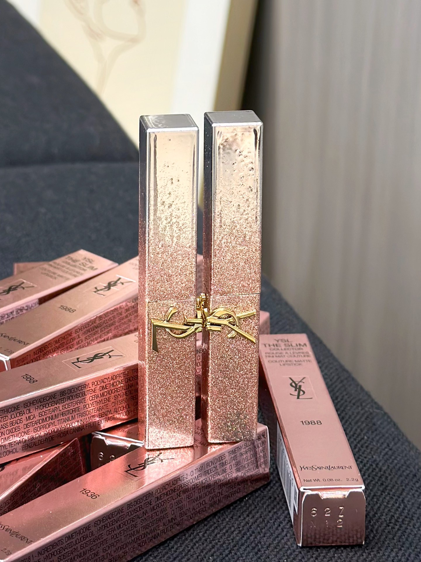 NO:811010,The 2026 limited-edition pink star model directly brings the beauty to the ceiling. The tube body is as shiny as the Milky Way in your pocket. Holding it in your hand makes you feel like a rich girl!  I fell in love immediately after trying out the two shades, even if I close my eyes, I won’t even step in!  !  !  , lipstick. lip glaze. lipstick198609092026限定粉星辰款直接把颜值卷到天花板,管身闪得像把银河装兜里,拿在手里都觉得自己是富家千金！两个色号试完直接沦陷,闭眼入都不踩雷！！！,口红.唇釉.唇膏,accessory
