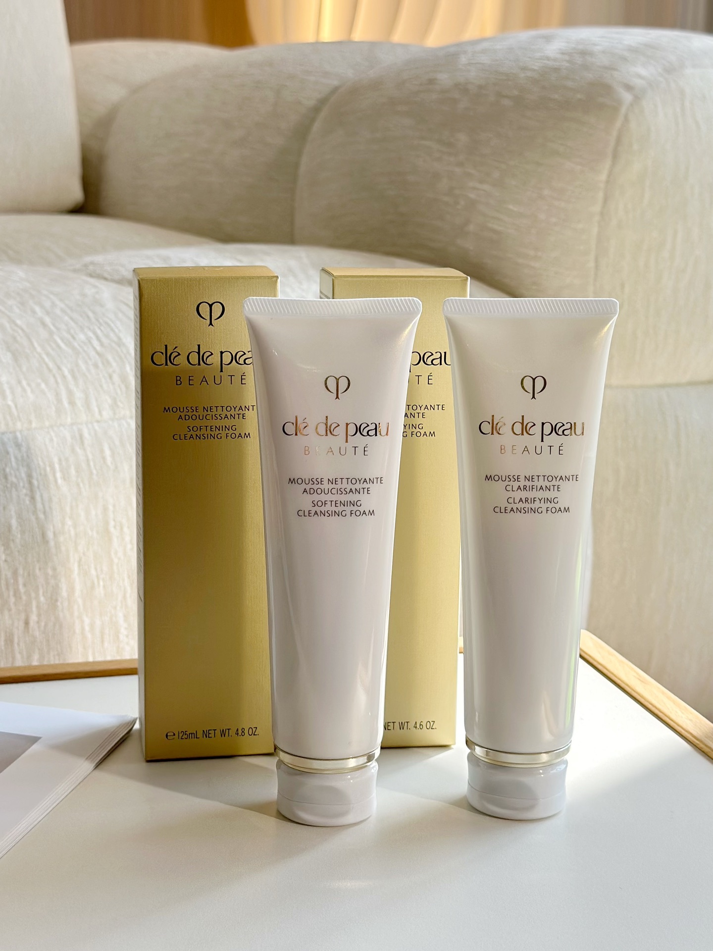 NO:811018,Known as the best facial cleanser in the world, the CB cleanser that is so easy to use has two functions for you to choose from. CB cleanser is also one of the best-selling products. It is said that 'after washing the face for more than 10 minutes without water, it will not dry out or tighten'. The facial cleanser has rich foam, is delicate, soft, moist and textured ~ it cleans without drying or tightening!  Effectively conditions the skin, leaving the skin feeling tender and smooth after washing ~ The dosage is super economical, keeping the skin moisturized at the same time!  It can also remove dirt and cuticles on the skin surface ~ the skin condition will become more stable!  Specifications 125ml125ml, skin care products19860909被誉为全世界最好用的洗面奶 简直好用到哭的CB洁面来啦两款功效任你选CB洁面也是断货王之一传说中“洗完脸10多分钟不上水都不干不紧绷”的洗面奶泡沫丰富细腻绵软润泽有质感～洗得干净又不干不紧绷！有效调理皮肤,洗后皮肤感觉嫩嫩滑滑的～用量超级省,保持肌肤滋润的同时！又可以去除肌肤表面的污垢及角质～皮肤状态会变稳定哦！ 规格125ml125ml,护肤品,accessory