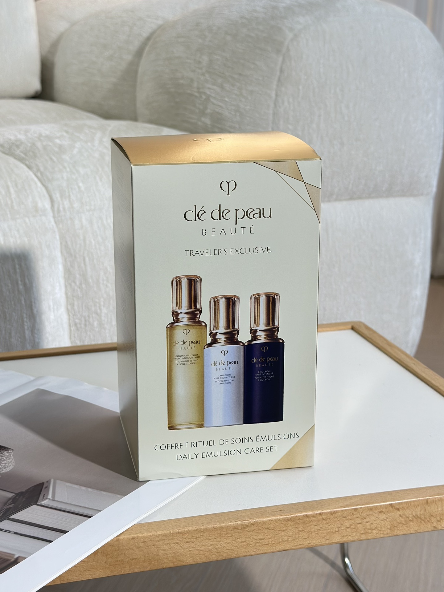 NO:811057,Lady-level kit set to wake up radiant skin. Cb three-piece set. Essence water 170ml. Day lotion 125ml. Night lotion 125ml. Lady-level lotion set. Toner moisturizing, firming and nourishing, secondary cleansing, comprehensive penetration. Day lotion comes with sun protection and deep moisturizing. Night lotion repairs and improves dullness at night, giving the skin a different feeling ~, skin care products19860909贵妇级别套盒一套唤醒光芒肌 Cb三件套 精华水170ml日乳125ml夜乳125ml 贵妇级别的水乳套装,爽肤水保湿补水、紧致滋养、二次清洁、全面渗透,日乳自带防晒、深层滋润,夜乳夜间修复、改善暗沉,带给肌肤不同的感觉 ～,护肤品,accessory