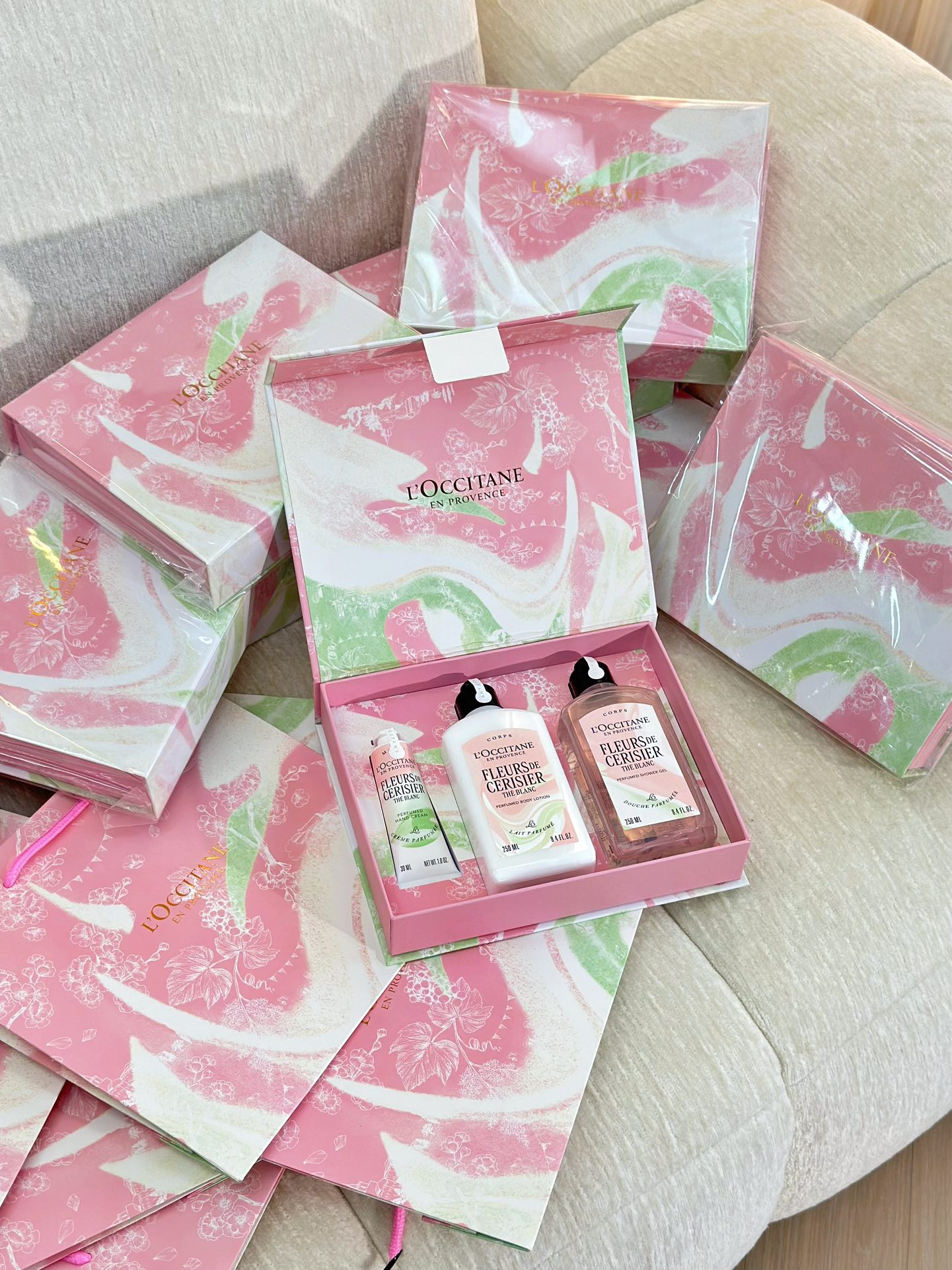 NO:811065,The three-piece set directly completes the spring fragrance care. The white tea cherry blossom hand cream 30ml is squeezed out and has a waxy cream texture. After applying it, the hands immediately become soft and soft. The sweet fragrance of white tea mixed with cherry blossoms wraps around the fingertips, and it is gentle~  White Tea Love Sakura Shower Gel 250ml has a gel texture that contains non-ionic surfactants. When you rub it in, you will get a cloud-like fine foam that is not slippery at all when you take a shower. After washing, you will be left with a light fruity fragrance, and your fatigue will disappear immediately!  White Tea Love Sakura Moisturizer 250ml has a texture that melts as soon as you apply it. It is silky and non-sticky. After absorption, the skin will be moisturized and glowing. The top note is the freshness of grapefruit, the middle note is intertwined with white tea cherry blossoms, and the base note is the woody tone of cedar and musk. It is a perfect pseudo-body fragrance artifact, clean and seductive~, toiletries19860909三件套直接把春日香氛护理拉满 白茶恋樱护手霜30ml挤出来是糯糯的乳霜质地,涂完手立马变得软乎乎的,白茶混着樱花的甜香绕在指尖,敲温柔～ 白茶恋樱沐浴露250ml啫喱质地含非离子表活,搓开就是云朵般的细腻泡沫冲澡时一点不假滑,洗完身上飘着淡淡的果香调,疲惫感直接消失！ 白茶恋樱润肤乳250ml乳液质地一抹就融,丝滑不粘腻,吸收后皮肤润到发光前调葡萄柚的清新,中调白茶樱花交织,尾调雪松麝香的木质调,妥妥的伪体香神器,干净又撩人～,洗护用品,accessory