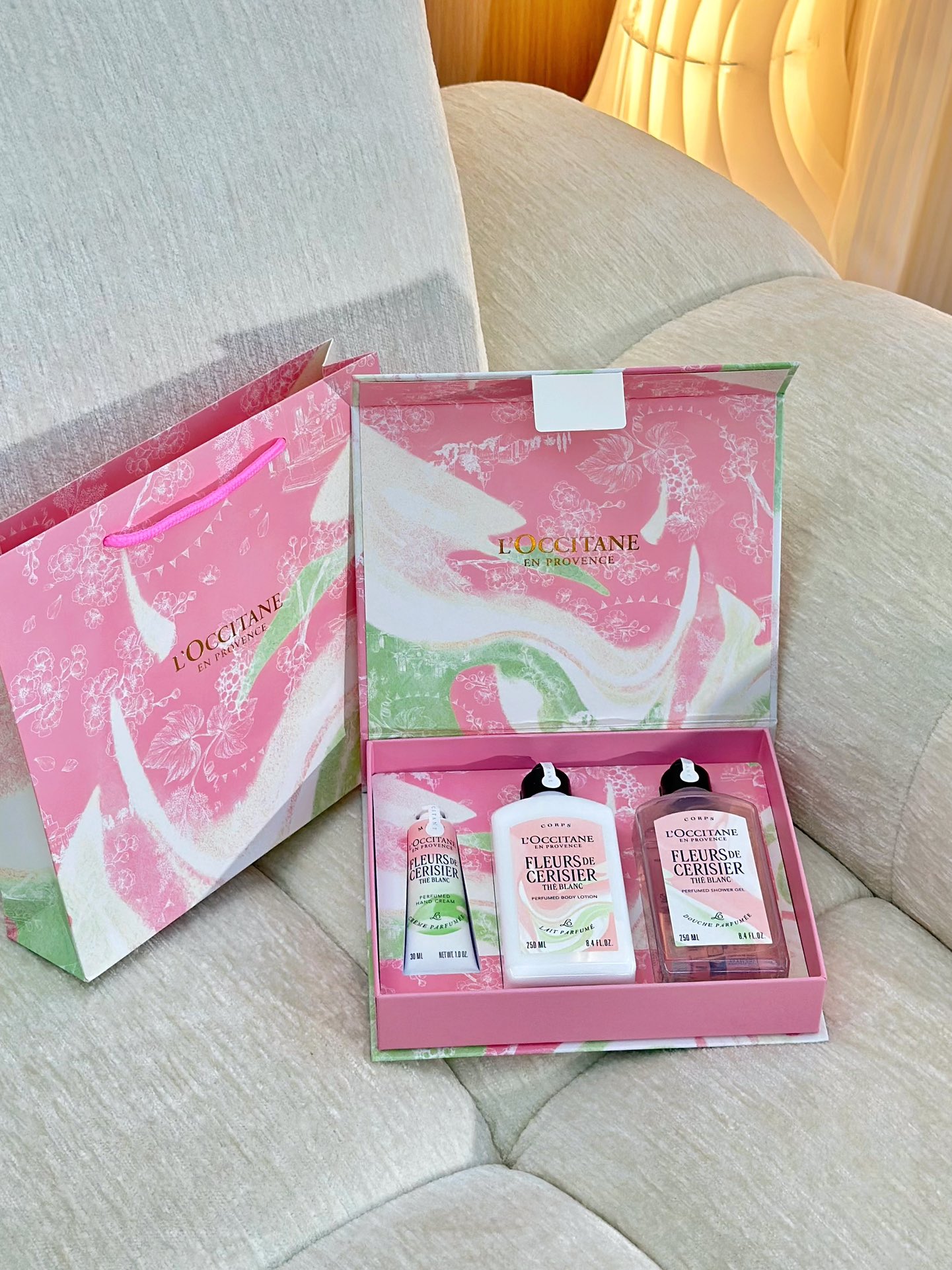 NO:811062,In spring, it’s time to weld the gentle cherry blossom fragrance from South France to your body. Whoever wears it will be the beauty with the atmosphere. The L’Occitane White Tea Cherry Blossoms gift box is amazing. It comes in a set of bath + body lotion + hand cream. The pseudo body fragrance is directly welded on the body, it is gentle to the bones~ It is very convenient to give as a gift and for personal use!  !  !  The shower gel has a clear gel texture, with dense and comfortable foam. It doesn't feel slippery or dry after washing, and the whole body is soft and fragrant. The body lotion is light and easy to spread, and is absorbed as soon as you apply it. It is moisturizing but not greasy and does not stick to clothes, and the skin is so tender that it glows. The hand cream is soft and easy to apply, moisturizing and not sticky, and leaves you with a gentle girly fragrance~, toiletries19860909春天就该把南法的温柔樱花香焊在身上,谁用谁是氛围感美女 欧舒丹白茶恋樱礼盒太绝了 沐浴+身体乳+护手霜一套齐 伪体香直接焊在身上,温柔到骨子里～ 送礼自用都超有面子！！！ 沐浴露是清透啫喱质地,泡沫绵密又舒服, 洗完不假滑、不拔干,浑身都软软香香. 身体乳轻薄好推开,一抹就吸收, 润而不腻不粘衣服,皮肤嫩到发光 护手霜软糯好涂,滋润不黏手, 举手投足都是温柔少女香～,洗护用品,accessory