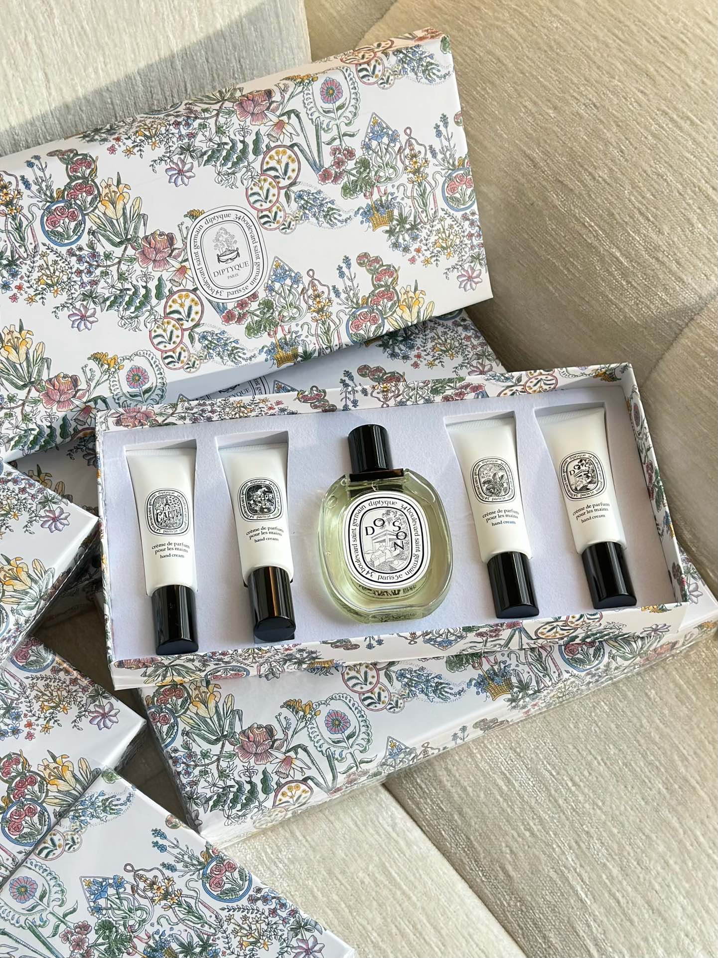 NO:811085,This set contains a variety of popular fragrances, so you won’t be surprised if you close your eyes!  !  Whether it is a gift for a best friend, a girlfriend, or for yourself, it all looks very tasteful and face-saving!  Authentic quality + high-end fragrance, this set is really worth it, perfume hand cream19860909一套集齐多款热门香,闭眼入不踩雷！！ 不管是送闺蜜、送女友、送自己 都显得超有品味、超有面子！ 正品质感+高级香调,这一套真的太值了,香水护手霜,accessory