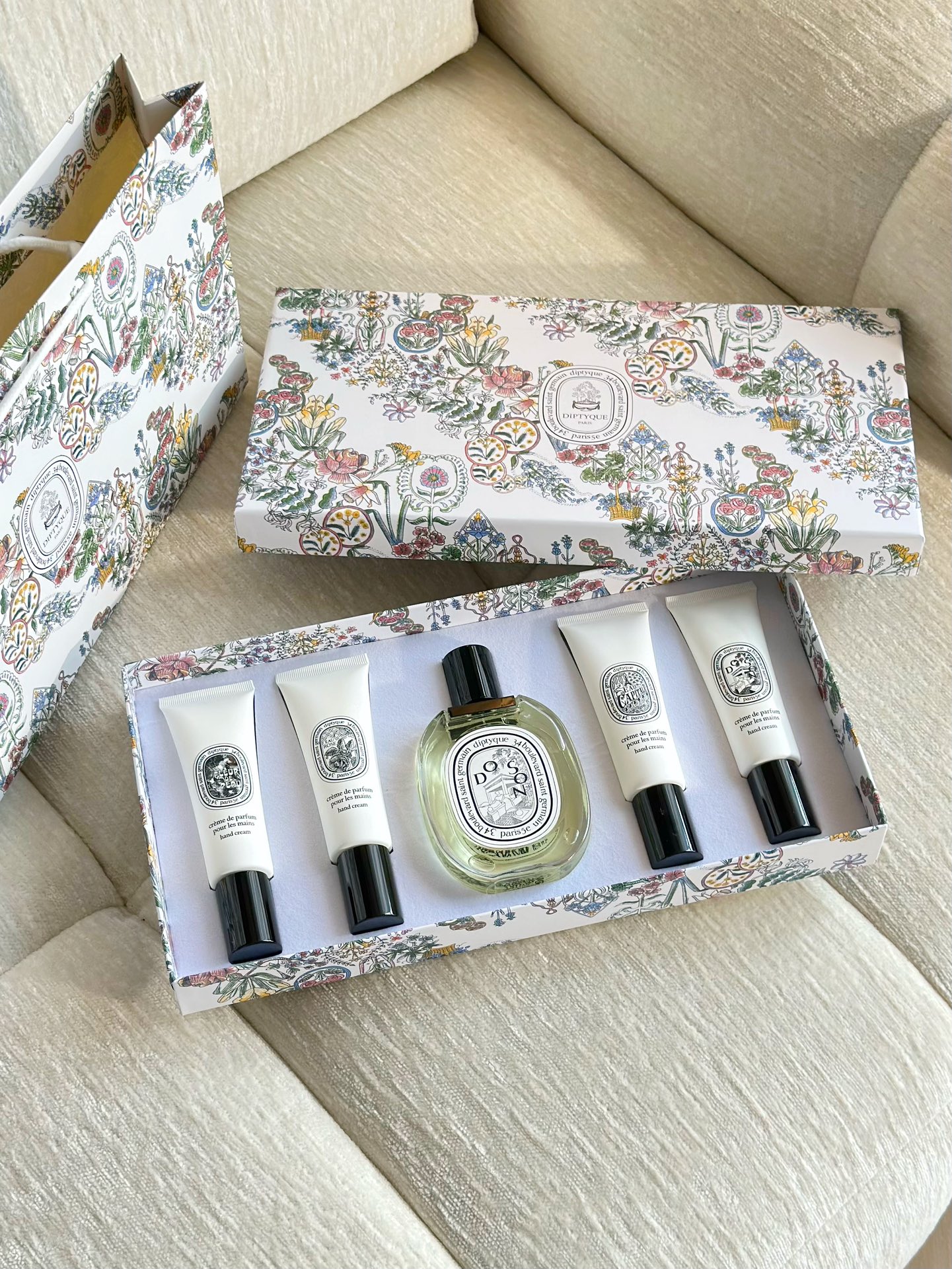 NO:811083,Tiptik 5-piece set of gods!  Each one is fragrant to the core. Dusan Hand Cream Tuberose + the gentle white flower tone of the sea breeze, cool and sultry, a gentle heroine fragrance. Flower of Skin Hand Cream Iris + Musk Nude Fragrance, a high-end pseudo-body fragrance, gentle to the core. Rose Water Hand Cream is sweet and lychee rose, with a girlish feeling, a perfect tool for dating atmosphere.  Eau de Perrier Hand Cream Rose + Patchouli has a sophisticated urban woody fragrance, perfect for commuting to the workplace!  !  !  Toussaint Tuberose Perfume White Flower Fragrance (Tuberose, Orange Blossom, Rose) Gentle and cool heroine fragrance, like tuberose under the moon on the seaside, suitable for dates or dinner parties. Perfume Hand Cream19860909蒂普提克5件套封神！每一支都香到骨子里 杜桑护手霜晚香玉+海风的温柔白花调,清冷又撩人,温柔大女主香 肌肤之花护手霜鸢尾+麝香裸感香,高级伪体香,温柔到骨子里 玫瑰之水护手霜清甜荔枝玫瑰,少女感爆棚,约会氛围感神器 巴黎之水护手霜玫瑰+广藿香,干练都市木质香,通勤职场超合适！！！ 杜桑晚香玉香水白花香调（晚香玉、橙花、玫瑰）温柔又清冷的大女主香,像海边月下的晚香玉,适合约会或晚宴.,香水护手霜,accessory