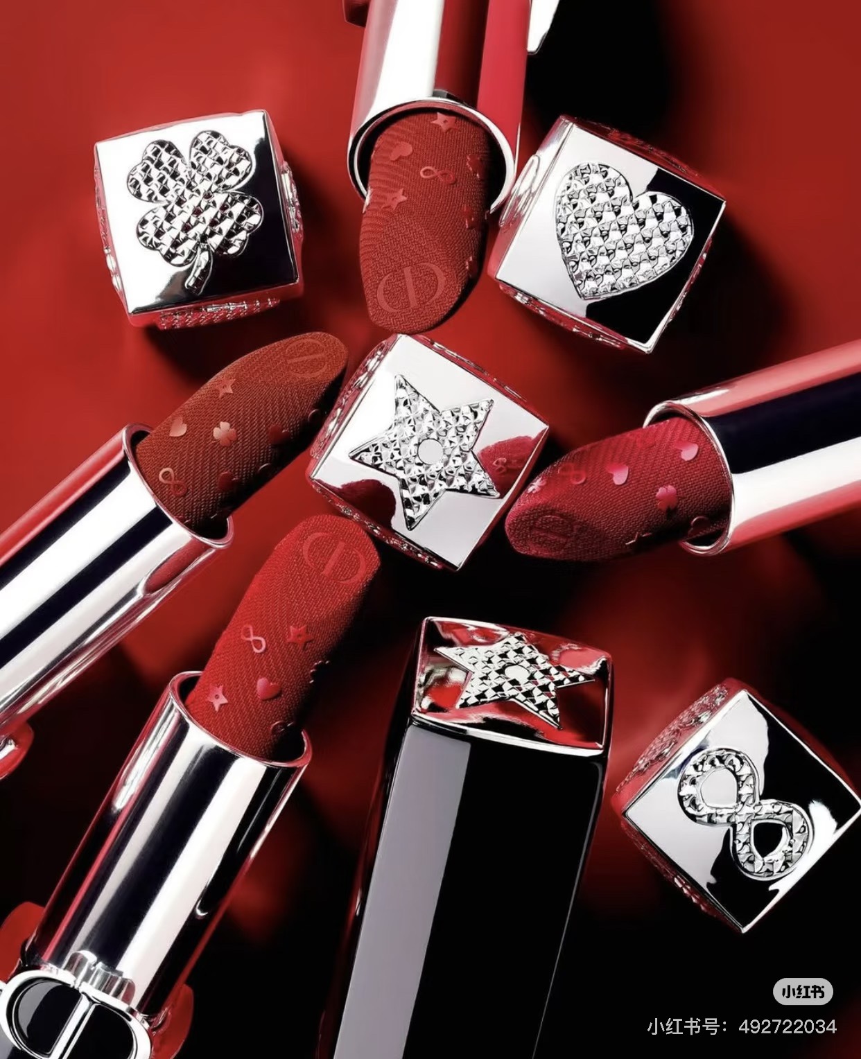 NO:811075,Dior's New Year limited lipstick is here. The new lipstick paste not only has exquisite three-dimensional reliefs of lucky symbols such as stars, hearts, four-leaf clovers, and the number 8, as well as the CD logo, but also has a unique fabric texture. The paste is neatly formed and the tip curve fits the lip shape. The texture is directly full of details. Lipstick. Lip glaze. Lipstick, dior19860909迪奥新年限定口红来啦 新款口红膏体上不仅有星星、爱心、四叶草、数字8这些幸运符号和CD标识的精致立体浮雕,还带独特的织物纹理,膏体成型规整且尖端弧度贴合唇形,细节质感直接拉满,口红.唇釉.唇膏,dior,accessory