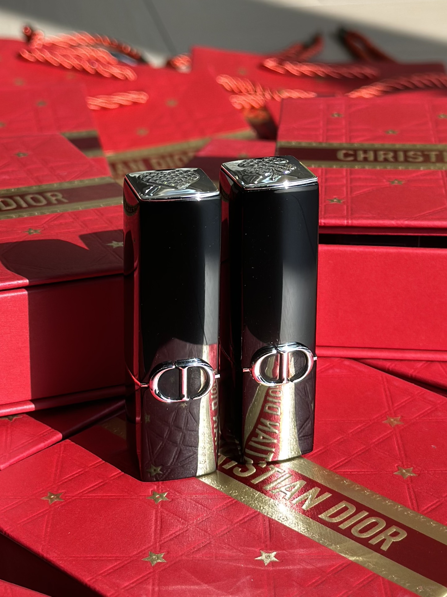 NO:811086,Dior's New Year's limited edition lipsticks are directly transformed into luxury accessories. The beauty of Dior's New Year's limited edition lipsticks is directly awe-inspiring!  The black and gold color scheme gives it a high-end feel, the mirror-like texture of the outer shell has a delicate luster, and it is matched with the classic CD metal logo. It feels heavy and heavy in the hand, and its texture directly surpasses many lipstick brands!  !  !  What’s even more amazing is the decoration on the top. The love model is studded with diamond-like textures. The three-dimensional relief of the four-leaf clover model is incredibly exquisite. There are also lucky star elements hidden in the details. The lipstick case is made into an accessory. When you take it out for touch-up, it will directly become the focus. It’s so cool to have good luck and good looks on your lips in the New Year!  !  !  , lipstick. lip glaze. lipstick, dior19860909迪奥新年限定口红直接美成奢品配饰 迪奥这波新年限定口红的颜值直接封神！黑金配色高级感拉满,镜面质感的外壳泛着细腻光泽,搭配经典的CD金属标识,拿在手里沉甸甸的超有分量,质感直接碾压一众口红品牌！！！ 更绝的是顶部的装饰、爱心款镶满碎钻般的纹理,四叶草款立体浮雕精致到不像话,还有星星幸运元素藏在细节里,把口红壳做成了能当配饰的程度,补妆时拿出来直接成为焦点,新年把好运和颜值都焊在嘴上也太爽了吧！！！,口红.唇釉.唇膏,dior,accessory