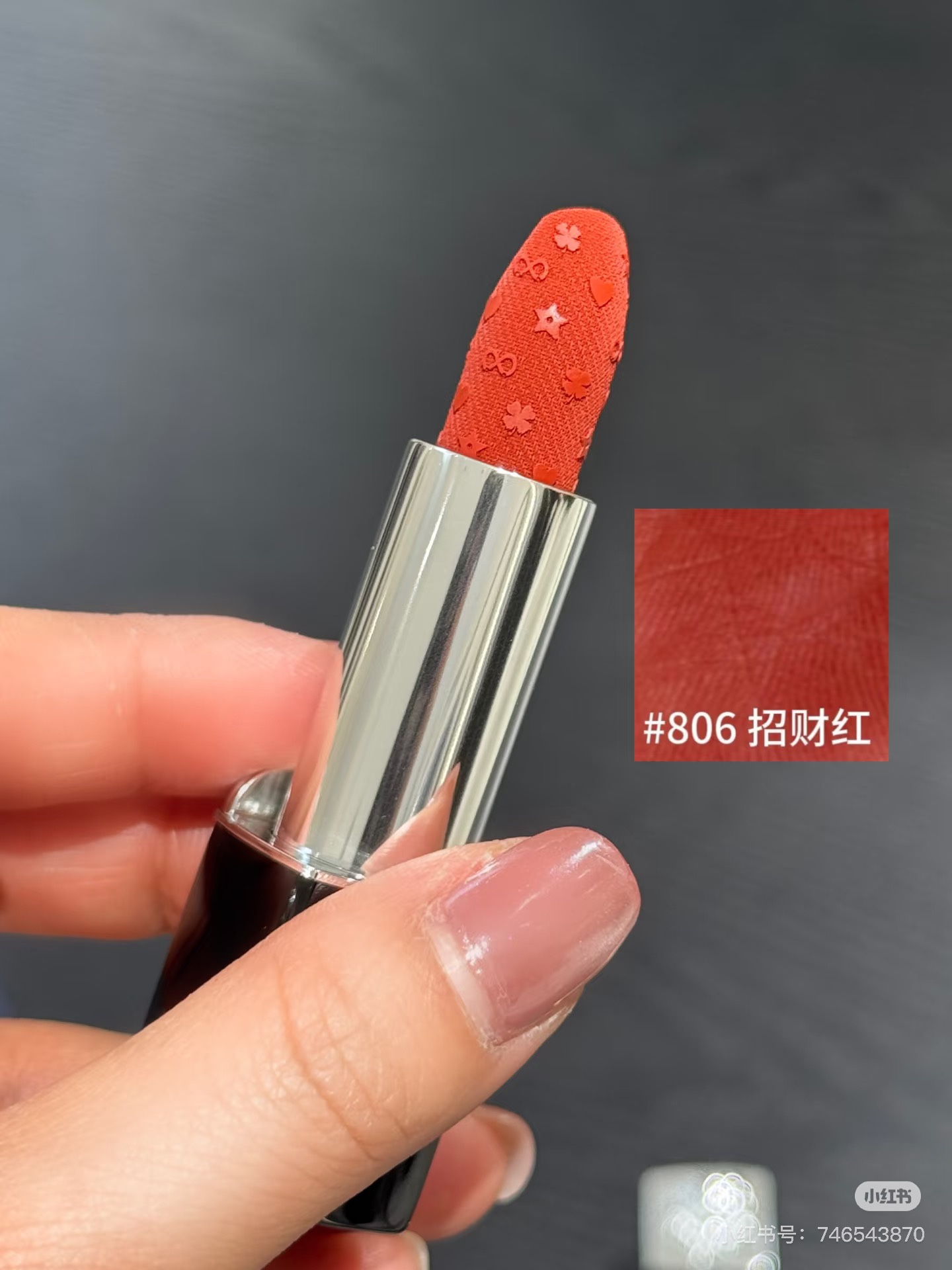 NO:811082,Bloggers all over the internet clicked on Amway's Dior Lucky Red limited edition lipstick. Just by looking at the craftsmanship of the paste, you will know why it is so popular. Not to mention the velvet texture, which is matte but not drying. #802 Peach Blossom Red is so tender that it will appear white and glow when you squeeze the water. #806 Lucky Red Caramel Red Brown has an explosive aura. Novices can easily apply the perfect lip shape. Apply it directly on the lips to weld good luck and beauty at the beginning of the new year. It would be strange if it is not popular!  !  !  , lipstick. lip glaze. lipstick, dior19860909全网博主按头安利的迪奥开运红限定口红,光看膏体这工艺,就知道为啥能火出圈了 上嘴那就更不用说了,丝绒质地哑而不干,#802桃花红嫩到掐水显白到发光,#806招财红焦糖红棕气场炸裂,新手也能轻松涂出完美唇形,开年涂它直接把好运和美貌焊在嘴上,不火才怪！！！,口红.唇釉.唇膏,dior,accessory