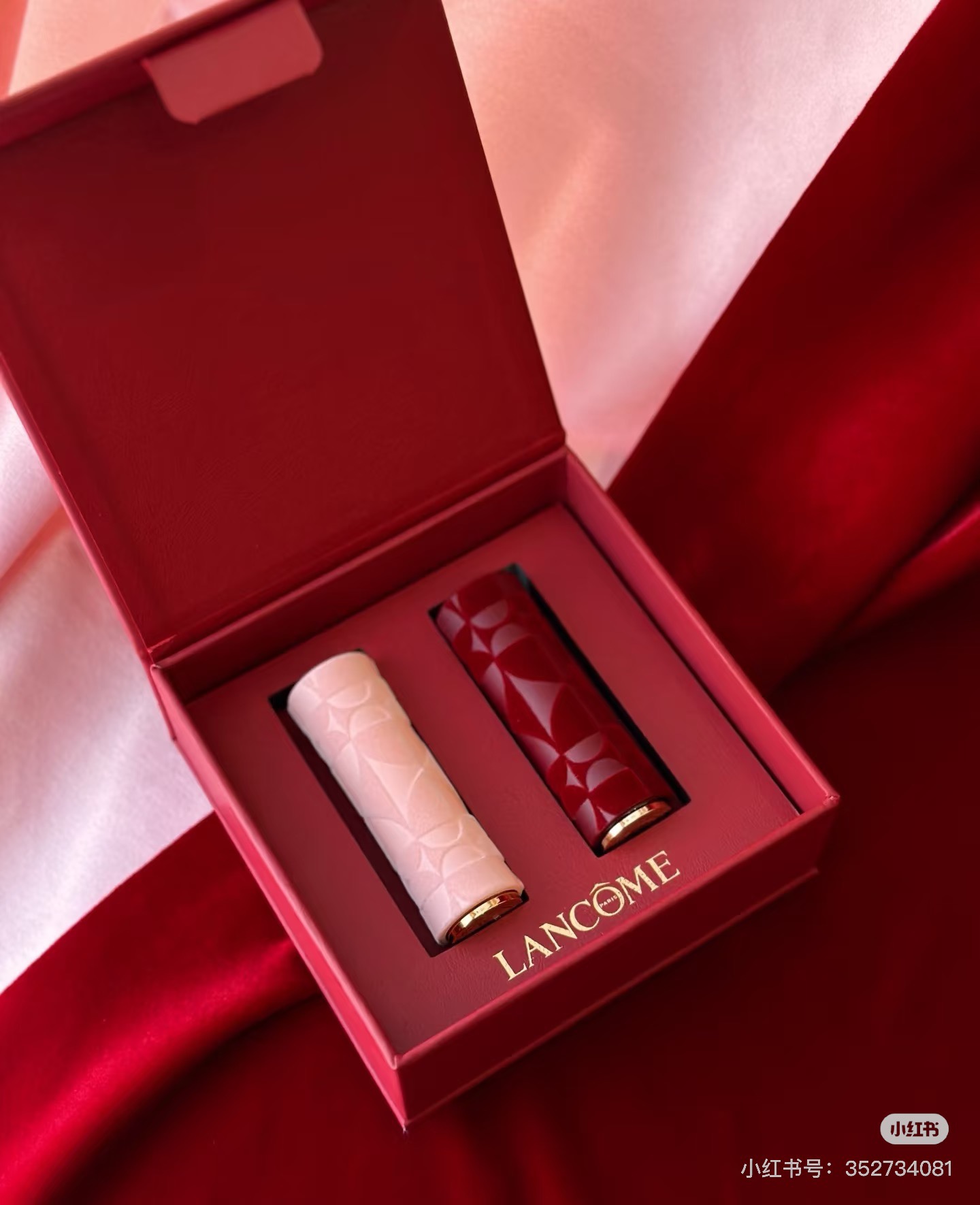 NO:811080,Lancôme New Year's Eve!  Both sides are stunningly beautiful beyond imagination!  !  Lancôme Valentine's Day gift box, you are really promising!  !  This new product’s double-sided character limited edition is so exciting~~ It focuses on a person who is not limited by the same style. I have a double-sided feeling. The gift box designed with love splicing is full of high-end feeling. The lipstick shell is spliced ​​with velvet and glossy. The two new colors of gentle and comfortable pink + passionate addictive red are really amazing!  !  Switch styles at will and fall in love with every aspect of yourself~, lipstick, lip glaze, lipstick19860909兰蔻新年暴击！双面绝色美得想象不到！！ 兰蔻情人节礼盒你真的出息了！！ 这次的新品双面角色限定好带劲啊～~ 主打一个不被同种风格局限 我有双面感觉 爱心拼接设计的礼盒高级感直接拉满 天鹅绒和光面拼接的口红外壳 搭配温柔自在粉+热烈上瘾红两支新色真绝了！！ 随心切换风格 爱上自己的每一面~,口红.唇釉.唇膏,accessory