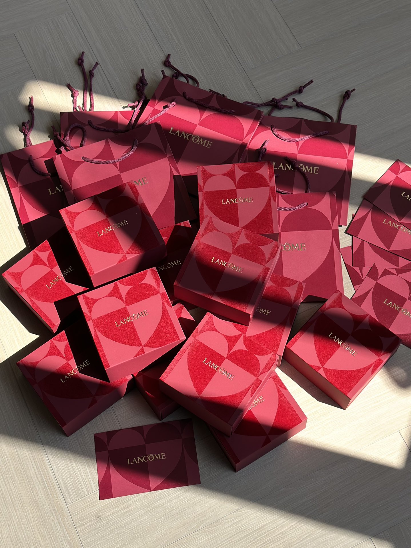 NO:811078,Lancôme's New Year limited gift box has details that are sweet to the core. Lancôme's 'stunning double-sided' gift box has a red and pink heart-stitched shell that makes it feel high-end. The gilded LANCME logo makes the gift box look like a work of art. What's even more amazing is that it also comes with an exclusive greeting card!  Just add a sense of ceremony and write a few sincere blessings on the greeting card. Whether it is for your best friend, girlfriend or sister, Lancôme’s big-name gift box + handwritten message will make the recipient of the gift directly touched by this intention. Both the appearance and the heart are online~ Lancôme really grasps the little thoughts of girls this time, and the details are directly lost!  !  !  , lipstick. lip glaze. lipstick19860909兰蔻新年限定礼盒连细节都甜到心坎里 兰蔻「绝色双面」礼盒红粉爱心拼接的外壳高级感拉满,烫金的LANCME标识衬得礼盒像艺术品,更绝的是还配了专属贺卡！直接把仪式感拉满在贺卡上写几句走心祝福,不管是送闺蜜、送女友还是送姐妹,兰蔻大牌礼盒+手写心意,收礼的人直接被这份用心戳中,排面和心意双在线～ 兰蔻这波真的把女生的小心思拿捏得死死的,细节控直接沦陷！！！,口红.唇釉.唇膏,accessory