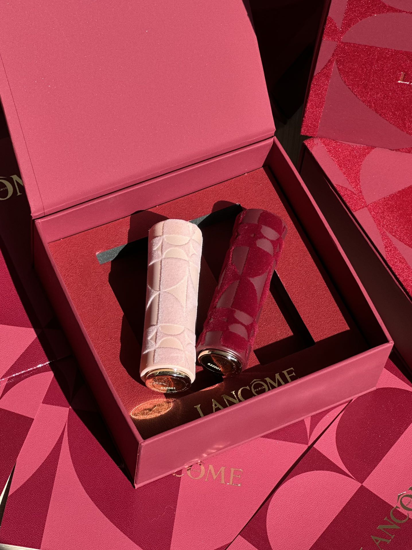 NO:811074,The design of Lancôme’s “stunning double-sided” lipstick case is simply amazing!  One side has a soft and waxy velvet texture, and the other side has a delicate glossy material, which are spliced together to create a super stunning layered feel. The red and pink love patterns are embedded in the shell, so delicate that you can stare at it for a long time~  The pink model is gentle to the core, and the velvet feels like a ball of clouds. The burgundy model has a retro elegance. The collision of glossy surface and velvet brings a full sense of luxury. It is heavy and heavy in the hand. When you take it out for touch-up, it instantly becomes the focus of the crowd. Lancôme really takes the design to the extreme this time!  !  !  , lipstick. lip glaze. lipstick19860909兰蔻这波「绝色双面」口红壳的设计简直封神！一边是柔糯的天鹅绒质感,一边是细腻的光面材质,拼接在一起撞出超惊艳的层次感,红粉双色的爱心纹路嵌在壳身,精致到能盯着看好久～ 粉色款温柔到骨子里,丝绒触感像揉了一团云朵酒红款自带复古贵气,光面与丝绒的碰撞把高级感拉满,拿在手里沉甸甸的超有分量.补妆时掏出来,瞬间成为人群中的焦点,兰蔻这波真的把设计感玩到了极致！！！,口红.唇釉.唇膏,accessory