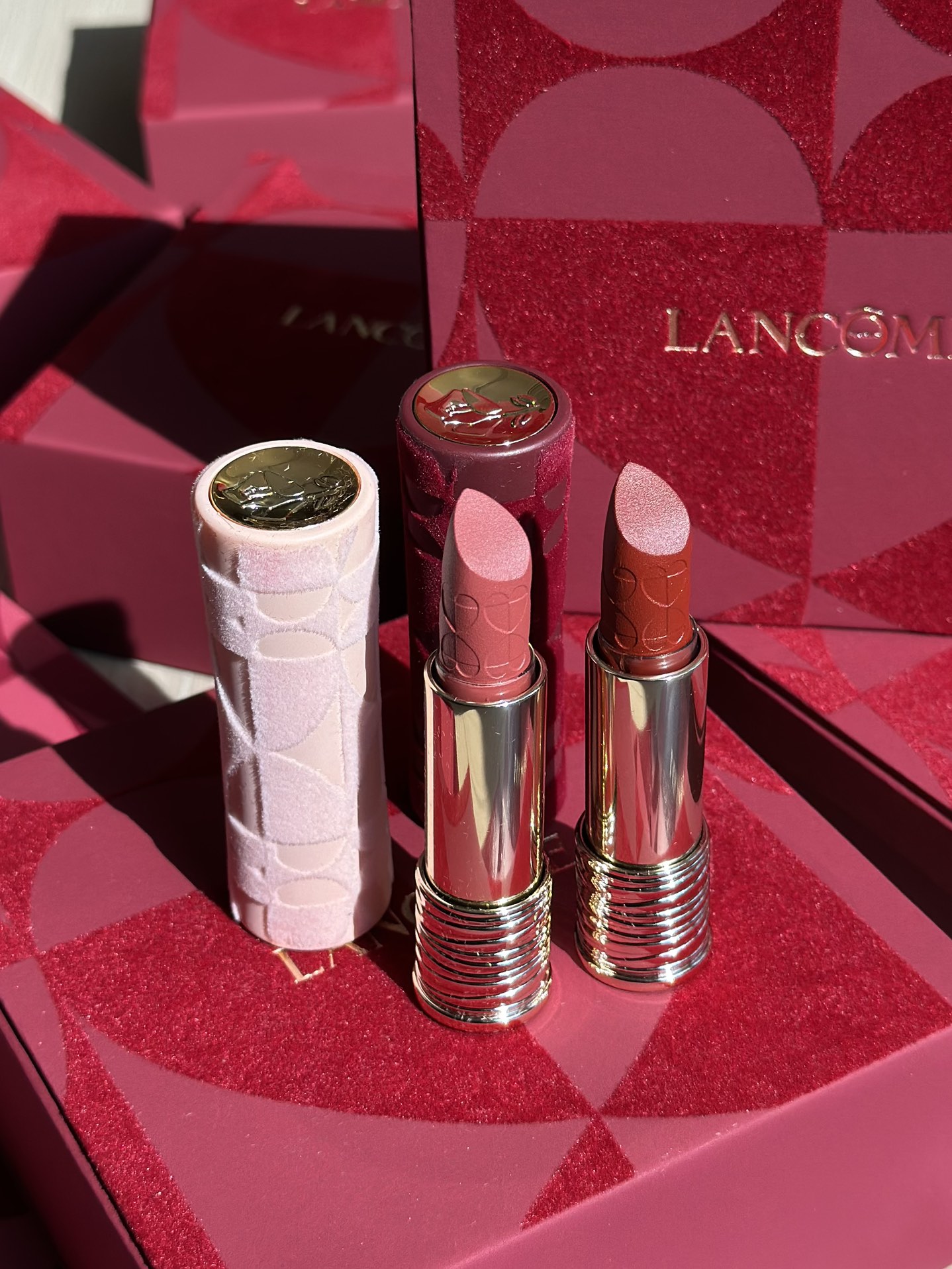 NO:811072,Take a closer look at this paste!  Lancôme has taken relief craftsmanship to a new level!  The paste is engraved with delicate love patterns, which perfectly echoes the theme of the gift box 'double-sided beauty'. The three-dimensional texture has a delicate texture to the touch, as if a romantic thought is embedded in the lipstick ~, lipstick, lip glaze, lipstick19860909凑近看这膏体！兰蔻把浮雕工艺玩出了新高度！膏体上刻着精致的爱心纹路,和礼盒「双面绝色」的主题完美呼应,立体的纹路摸上去有细腻的质感,像把浪漫的小心思嵌在了口红里～,口红.唇釉.唇膏,accessory