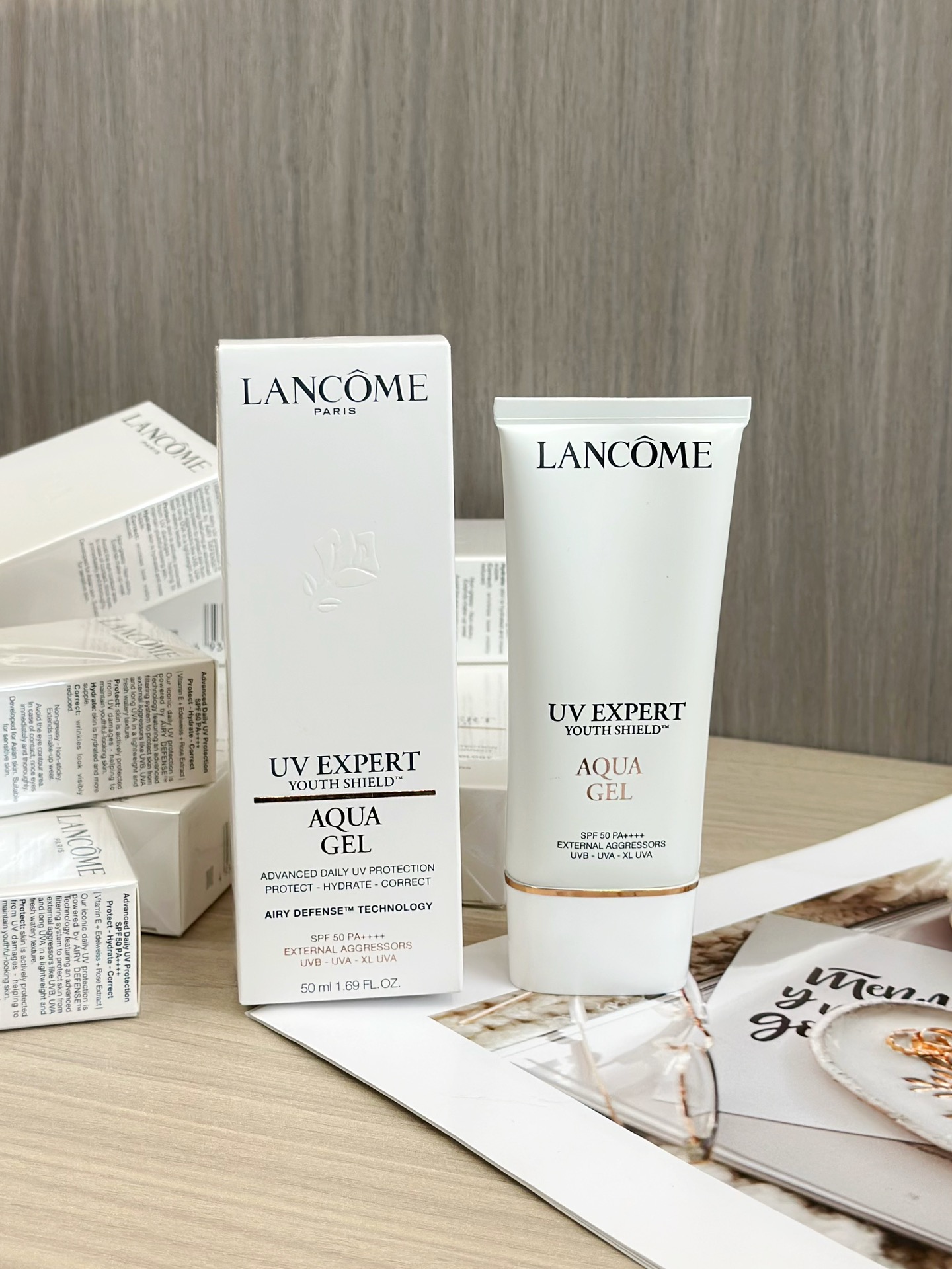 NO:811093,Full of skin-nourishing properties!  !  !  Added with skin-nourishing ingredients such as vitamin E, alpine edelweiss, and French rose, it not only protects from the sun but also repairs the skin, so it can be used safely even on sensitive skin!  The new packaging has a better texture, and the formula is still as easy to use as before. 'Bie' is very considerate to use. The amount on two fingers is just enough to apply on the whole face, and novices can accurately control the amount. It is so small that it is very convenient to carry it in your bag. Don't forget it when you go out in the summer!  Lancôme Xiaobai tube yyds, say goodbye to tanning from now on, skin care products19860909养肤属性拉满！！！ 添加了维他命E、高山雪绒花、法国蔷薇这些养肤成分、防晒的同时还能修护皮肤,敏敏肌也能放心冲！ 新包装质感更绝,配方还是老样子的好用“比耶”用法超贴心,两节手指的量刚好涂全脸,新手也能精准控量～小小一支揣包里超方便,夏日出门忘啥都不能忘它！兰蔻小白管yyds,从此和晒黑说拜拜,护肤品,accessory