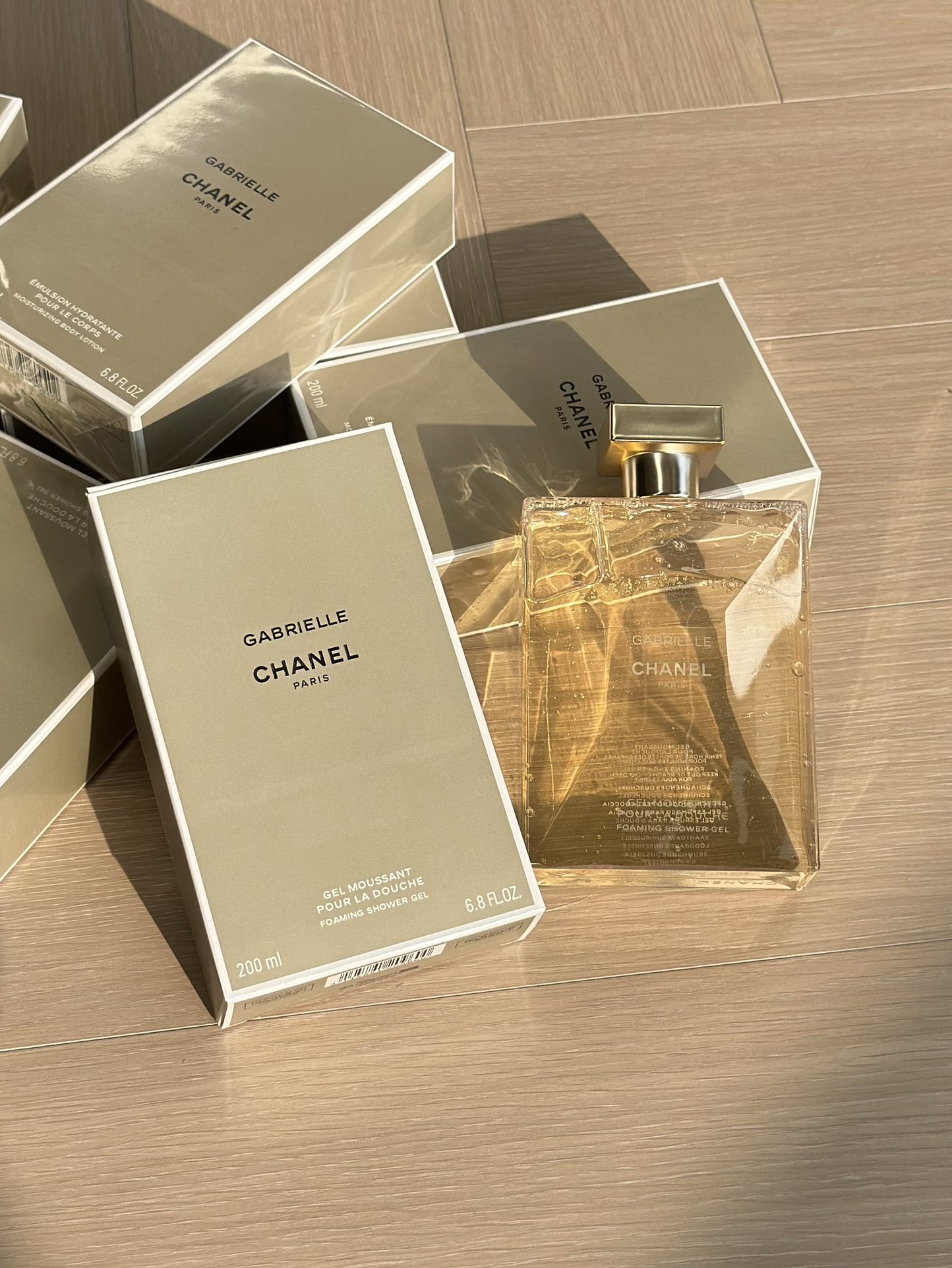 NO:811133,Gabrielle Shower Gel has a gel texture when squeezed out, and it is very fluid. One pump can create cloud-like dense foam. It is not slippery at all when washed off. It is gentle and cleanses and can marinate the high-end fragrance into the skin!  The bathroom instantly turns into a Chanel counter. After washing, you feel soft and soft, and the faint fragrance is so alluring~, toiletries, chanel19860909嘉柏丽尔沐浴露 挤出来是啫喱质地,流动性贼强 一泵就能搓出云朵般绵密的泡沫,冲掉的时候一点不假滑,温和清洁还能把高级香腌进皮肤里！浴室瞬间变成香奈儿专柜,洗完身上软乎乎的,淡香若隐若现超勾人～,洗护用品,chanel,accessory