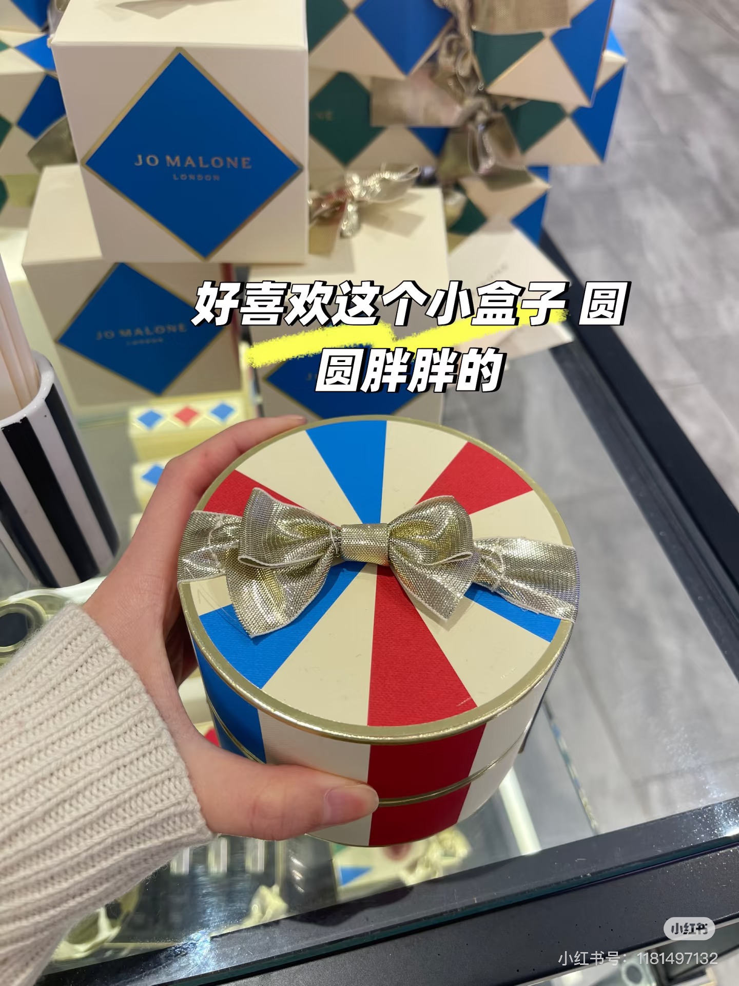 NO:811178,Jo Malone’s exclusive circus gift box really made me fall to my knees. Who can refuse this treasure gift box that has both beauty and fragrance?  The red, white and blue British-style round box packaging really irritates me!  The moment you open it, you will feel a sense of ritual. The golden bow is embellished with circus elements. It is very atmospheric when placed at home as a decoration. It is also perfect for giving as a gift. Friends who receive this gift, please scream!  !  !  ,perfume19860909祖玛珑限定马戏团礼盒我真的跪了谁能拒绝这个颜值与香气并存的宝藏礼盒啊！ 红白蓝英伦风的圆盒包装也太戳我了！打开的瞬间仪式感直接拉满,金色蝴蝶结点缀着马戏团元素,摆在家里当装饰都超有氛围感,送礼物也绝对拿得出手,收到这款礼物的朋友请直接尖叫好吗！！！,香水,accessory