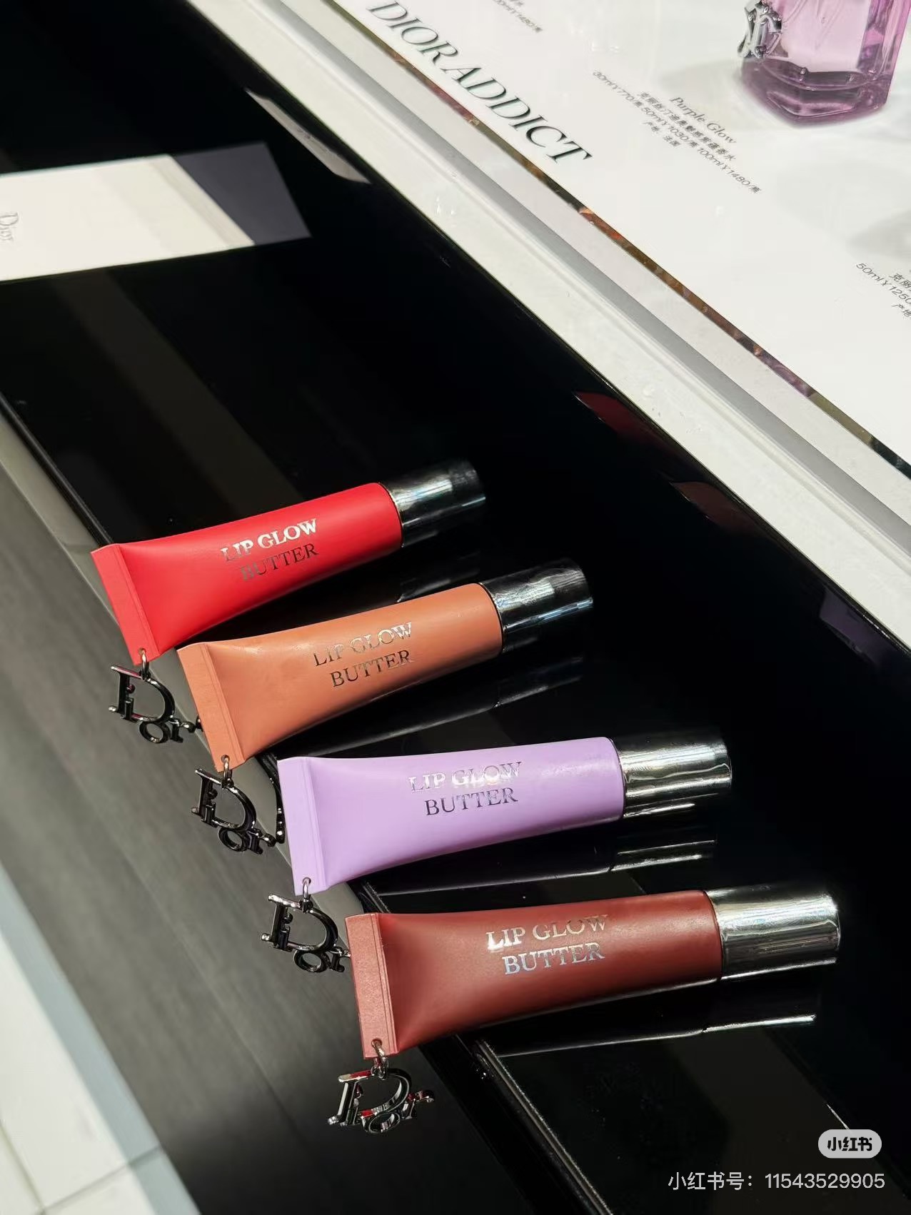 NO:811175,This lipstick is really the ultimate beauty!  The classic silver Dior buckle can be hung on a bag or used as a pendant. It has a buttery jelly texture, is moisturizing and non-sticky, and can moisturize lips for 24 hours. It is super eye-catching and a must-have for fashionistas!  !  , lipstick. lip glaze. lipstick, dior19860909这款唇膏真的是颜值天花板！经典银色Dior挂扣,可挂包可当挂件,黄油果冻质地,水润不黏,24h保湿嘟嘟唇,补妆掏出超吸睛,时髦精必备！！,口红.唇釉.唇膏,dior,accessory