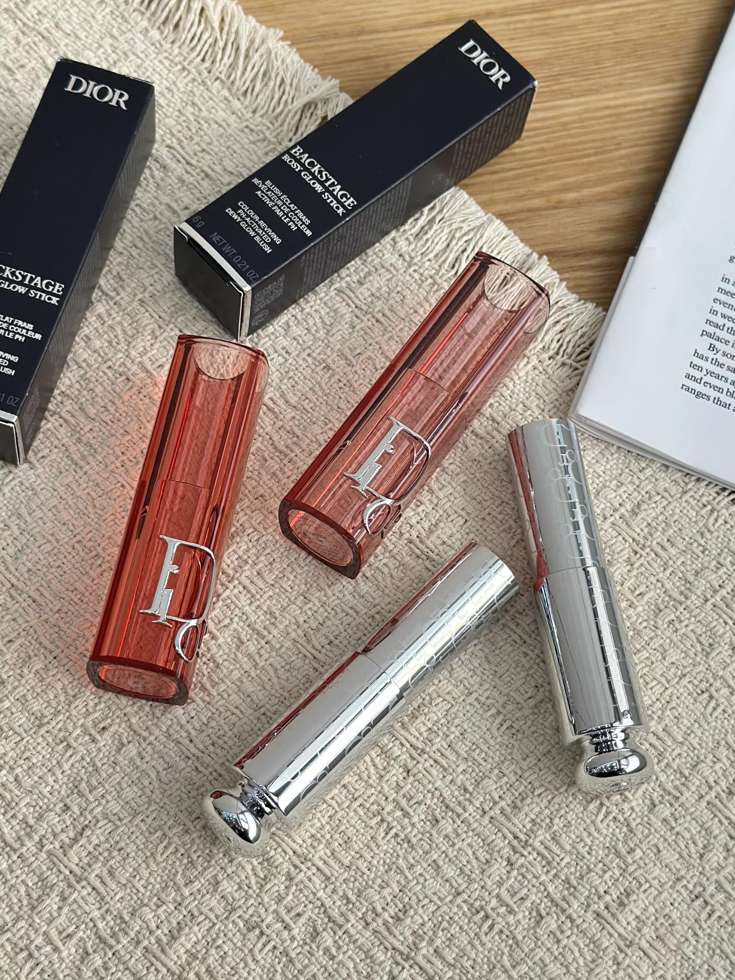 NO:811224,DIOR Blush Stick Dual Color Suitable for All Skin Types!  !  !  For yellow skin/olive skin/dry skin, you can choose #077 Candy Coral. Yellow skin/yellow-black skin has a warm coral color that neutralizes yellow air. It instantly lifts the complexion of the upper face, like a built-in sun filter. It doesn’t make it dull even without makeup. It has a clear, hydrating texture for oily skin/combination skin and is not stuffy. It forms a matte and slightly shimmery film. After applying oil, it blends more naturally with the base makeup and will not cause spots or spots.  Contains moisturizing essence for dry skin/combination dry skin. The upper face is smooth and not stuck. It can be easily blended even on the apple skin that is dry and flaky. It adheres to the skin perfectly. #012 RoseWood Rose Bean Paste Olive Skin (Cold Skin) Cold-toned Rose Bean Paste neutralizes the green and yellow feeling. The light application is peach pink and the deep application is rose brown, which makes the skin whiter and translucent.  The yellow skin/yellow white bean paste with low saturation is not picky on the skin. It gives the face a natural sense of vitality and blood, and does not show off the dirt. It is a magical tool for pretending to be bare-faced!  !  !  Mild plant extract formula for sensitive skin/thin skin, no alcohol fragrance, will not irritate the skin when applied, and will not cause redness after repeated application!  !  !  ,makeup,dior19860909DIOR腮红棒双色适配全肤质！！！ 黄皮/橄榄皮/干皮随便入 #077 Candy 珊瑚色 黄皮/黄黑皮暖调珊瑚色中和黄气,上脸秒提气色,像自带阳光滤镜,素颜涂也不暗沉 油皮/混油皮清透水润质地不闷肤,成膜后呈雾面微闪,出油后与底妆融合更自然,不会斑驳卡粉 干皮/混干皮含保湿精华成分,上脸顺滑不卡纹,干到起皮的苹果肌也能轻松晕开,贴肤度拉满 #012 RoseWood 玫瑰豆沙 橄榄皮（冷皮）冷调玫瑰豆沙中和青黄感,浅涂是蜜桃粉调,深涂是玫瑰棕调,衬得肤色更白皙透亮 黄皮/黄二白低饱和豆沙调不挑皮,上脸是自然的气血感,不会显脏显村,伪素颜神器本器！！！ 敏感肌/薄皮温和植萃配方,无酒精香精,点涂时不会刺激皮肤,反复晕染也不泛红！！！,彩妆,dior,accessory