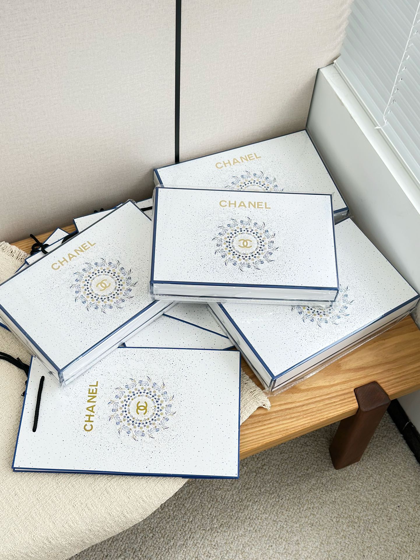 NO:811203,Limited packaging, full of luxury, white and blue gilt printed gift box + double C embossed design, paired with the same style handbag, opening it will give you a sense of haute couture ceremony!  Decorating the bathroom is like a work of art. It is full of gifts for you to keep for yourself. Whether it is a birthday, a holiday or an anniversary, you can use it to give as a gift!  !  !  One set for full-body fragrance care, from bathing to hand care, from body to lips, a full range of Chanel premium fragrances!  When you are on a date, you gently raise your hand, and your fingertips are filled with gentle fragrance, and you can easily get the atmosphere of a wealthy daughter. Who can refuse this exquisiteness!  !  !  !  , toiletries, chanel19860909限定包装 奢感拉满 白蓝鎏金印花礼盒+双C浮雕设计,搭配同款手提袋,拆开就是高定仪式感！摆浴室像艺术品,送礼自留都排面拉满,不管是生日、节日还是纪念日,拿来送礼直接拿捏！！！ 一套搞定全身香氛护理,从沐浴到护手,从身体到唇部,全链路香奈儿高级香！约会时轻轻一抬手,指尖都是温柔香,轻松get富家千金氛围感,谁能拒绝这份精致啊！！！！,洗护用品,chanel,accessory
