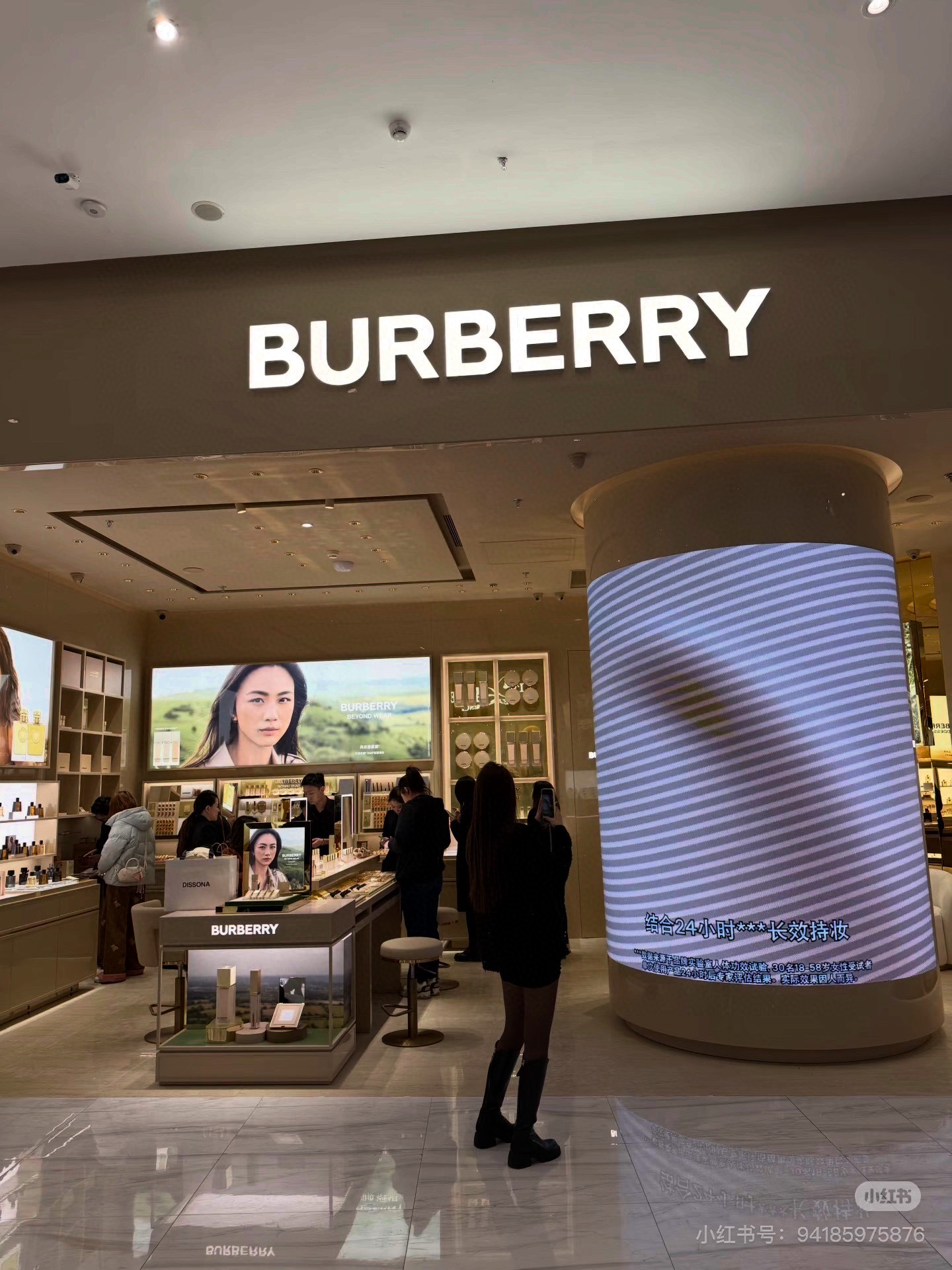 NO:811221,Come out after being called out for a long time!  Burberry's new trench coat blush is here!  Specially designed for atmospheric makeup, four popular colors cover shrinking/expanding/energizing makeup needs, big-name quality + rare new products, you won’t be surprised when you close your eyes!  !  !  As a century-old luxury brand, Burberry has carved British aesthetics into every detail!  This trench coat blush directly pays tribute to the trench coat, the soul of the brand. The plaid embossing has its own high-end logo as soon as it appears. It is very classy for gifts and personal use. It is a perfect ceiling for luxury makeup!  !  !  ,makeup,burberry19860909千呼万唤始出来！Burberry风衣腮红重磅新品来袭！专为氛围感妆容打造,四款热门色号覆盖收缩/膨胀/元气全妆需求,大牌品质+稀缺新品,闭眼入都不踩雷！！！ 作为百年奢侈品牌,Burberry把英伦美学刻进了每一处细节！这款风衣腮红,直接致敬品牌灵魂Trench风衣,格纹压纹一亮相就自带高级标识,送礼自留都超有排面,妥妥的奢品彩妆天花板！！！,彩妆,burberry,accessory