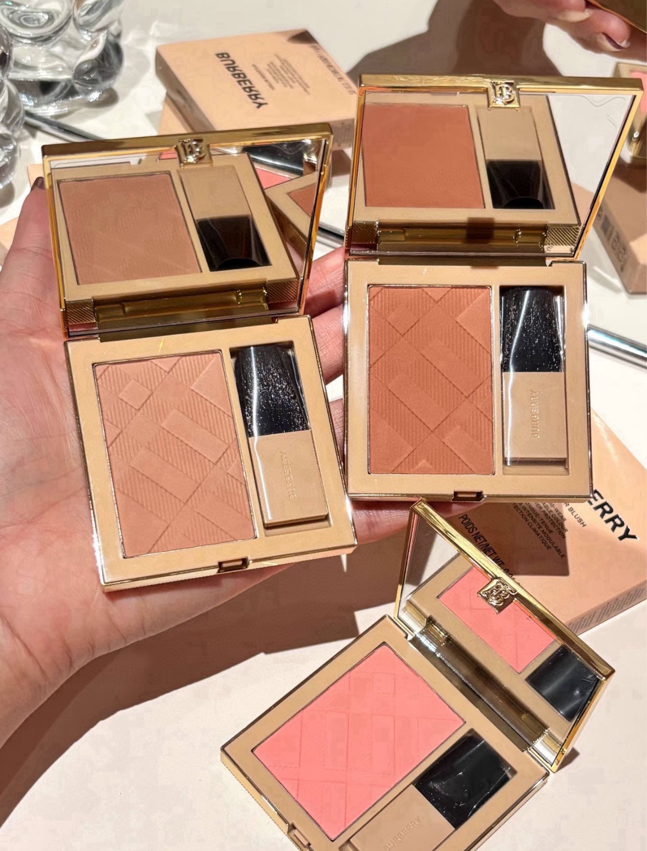 NO:811209,The Burberry windbreaker blush, which has been recommended by countless Xiaohongshu bloggers and tested, is really a god!  Don't worry, close your eyes and put it in ~ 9g super large capacity can directly crush ordinary blush. One piece can be used for a long time and is very cost-effective!  The powder is so fine that it is as smooth as clouds. It has no powdery feel on the face, no powder flying or clumping. It blends into the skin completely and becomes more beautiful as the night goes by without showing pores!  The classic windbreaker plaid embossing is exquisite and neat, and the powder is evenly distributed and easy to control, so novices won’t have to do it too hard!  Paired with the built-in soft-bristled blush brush, it is soft to the touch and does not scratch the face. It can pick up powder and blend in one step. Makeup is portable and elegant!  Four popular shades are fully covered, #11 Shaxi shrinks and contours, #20 Rose Bang brightens the face, #40 Apricot whitens, and #66 Dusty atmosphere fills up the atmosphere. It is suitable for yellow skin and plain makeup. It is easy to handle whether it is daily commuting or date makeup. Luxury brand texture and strength coexist, once you use it, you will never be able to live without it!  !  !  ,makeup,burberry19860909被无数小红书博主力推实测的Burberry风衣腮红真的封神了！放心闭眼入～9g超大容量直接碾压普通腮红,一块能用超久性价比拉满！粉质细腻到像云朵般丝滑,上脸零粉感、不飞粉不结块,晕开完全融肤,越夜越美丽不显毛孔！经典风衣格纹压纹精致又工整,取粉均匀好控制,新手也不会重手！搭配自带的软毛腮红刷,触感柔软不扎脸,抓粉晕染一步到位,补妆便携又显贵气！四个热门色号全覆盖,#11沙曦收缩修容、#20蔷薇嘭亮面中、#40杏桃元气显白、#66尘暮氛围感拉满,黄皮素颜化妆都适配,不论是日常通勤还是约会妆都轻松拿捏,奢牌质感与实力并存,用过就再也离不开！！！,彩妆,burberry,accessory