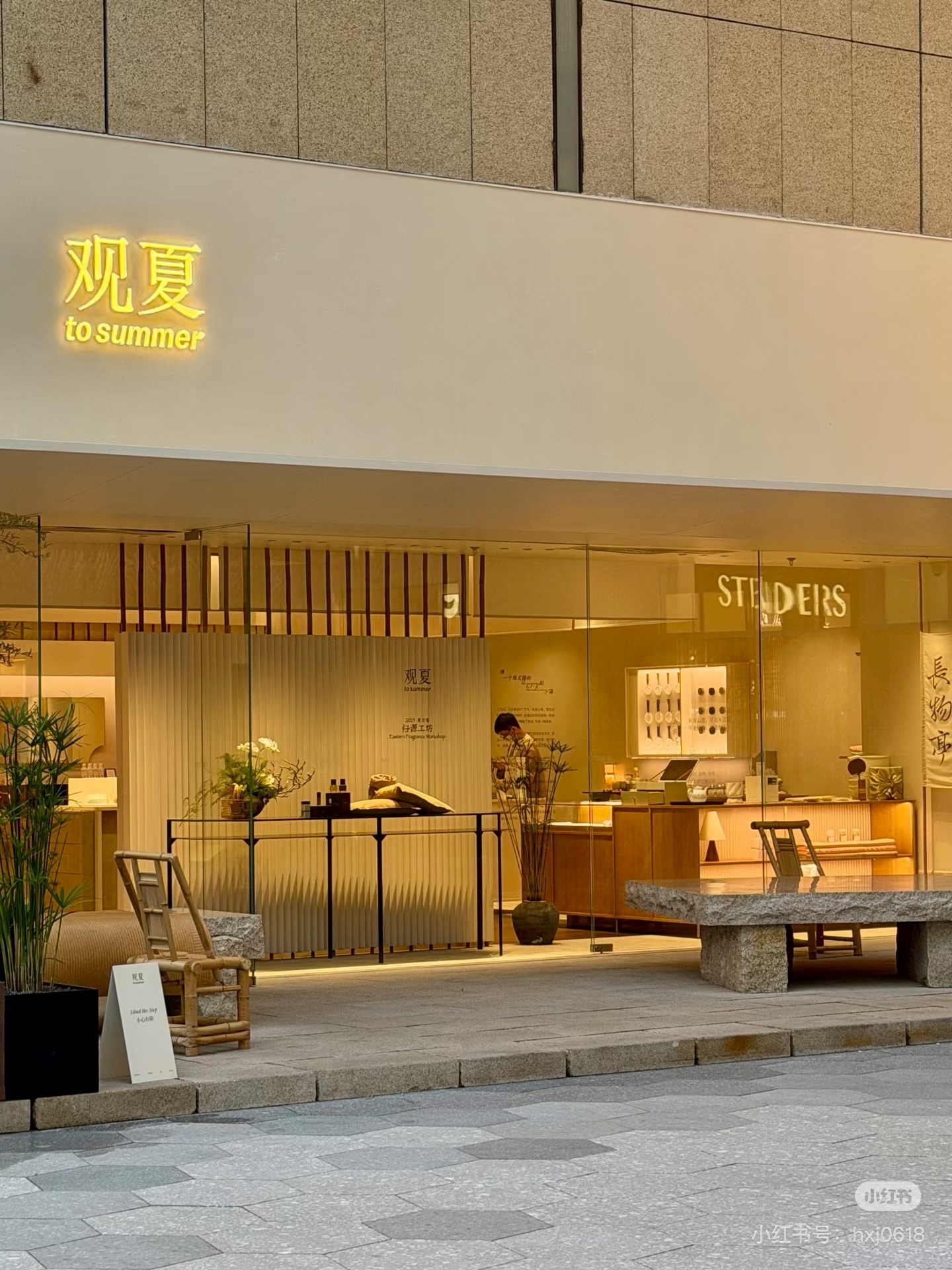 NO:811248,Guanxia = the face of Chinese fragrance. It redefines high-end fragrance ≠ the West. Eastern fragrance is more advanced and understands Chinese people better. When you buy Guanxia, ​​you not only buy the fragrance, but also collect a piece of oriental poetry and the pride of domestic products!  !  !  Why is Guan Xia the “ceiling” in the domestic fragrance industry?  !  It sprouted in 2017 and has become an oriental fragrance giant with annual sales exceeding 1 billion in 2025. It received strategic investment from L'Oréal, was reported by VOGUE, and opened its first store in Hong Kong. It is sold in more than 30 countries around the world. It is not an Internet celebrity, but the founder and industry benchmark of oriental fragrances. The word 'watching summer' is synonymous with high-end and decent. To close your eyes and watch summer is to embrace the quality of a brand with a market value of 10 billion. Don't only know Western perfumes anymore!  To Summer, the top-notch domestic product, is the real 'high-end product when you smell it'. The top brand invested by L'Oreal, the myth of repurchase with annual sales of 1 billion, the global spokesperson of oriental aesthetics, To Summer, the contract for all your high-end moments~ This wave of confidence in domestic products must be rushed!  !  !  ,perfume19860909观夏=中国香氛的门面 它重新定义高级香≠西方,东方调更高级、更懂中国人.买观夏,不止买香气,更是收藏一份东方诗意与国货骄傲！！！ 国货香氛界的“天花板”,为什么非观夏莫属？！ 2017年萌芽,2025年已成为年销破10亿的东方香氛巨头.获欧莱雅战略投资,被VOGUE争相报道,首店落地香港,全球30+国家热销. 它不是网红,是东方香氛的开创者与行业标杆. 一句“观夏”,就是高级与体面的代名词. 闭眼入观夏,就是拥抱一个百亿市值品牌的品质. 别再只知道西方香水了！ 国货顶流观夏,才是真正的“闻一闻就高级”. 欧莱雅投资的头部品牌 年销10亿的复购神话 东方美学的全球代言人 观夏 To Summer,承包你所有高级感瞬间～ 这波国货自信,必须冲！！！,香水,accessory