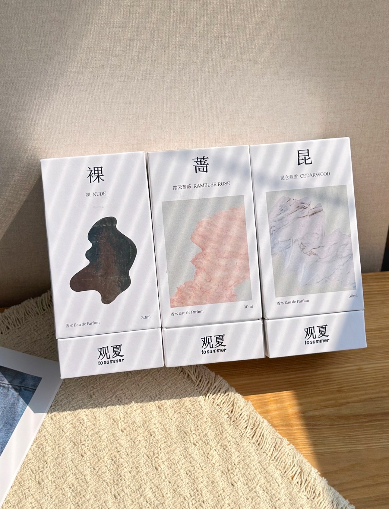 NO:811245,The first choice for gift giving, let your thoughts be deep and tasteful. This time I bring you the three most popular products that everyone loves. They are Guan Xia·Naked, a clean and gentle pseudo-body fragrance, gentle and relaxing, not picky or wrong, everyone will feel comfortable and high-end when smelling it. Guan Xia·Kunlun Boiled Snow has a cool oriental woody fragrance, with a sense of Zen and alienation, and is artistic and stylish. It shows taste for both boys and girls. Guan Xia·Taiwan Rose  Fresh and not sweet green rose, bright and vital, gentle and spiritual, suitable for daily commuting and dating. All three are top-notch summer fragrances. Whether they are given to best friends, partners or used by themselves, they are all decent, textured, non-obtrusive, and will directly fill your heart!  !  !  ,perfume19860909送礼首选,让你的心意有厚度、有品味. 这次给大家带来最热门最让大家爱的三款爆品 它们分别是 观夏·裸 干净温柔的伪体香,温柔又松弛,不挑人不出错,谁闻都觉得舒服高级. 观夏·昆仑煮雪 清冷东方木质香,自带禅意与疏离感,文艺又有格调,送男生女生都很显品味. 观夏·踏云蔷薇 清新不甜腻的绿意玫瑰,明媚又有生命力,温柔又有灵气,日常通勤约会都适配. 三支都是观夏的顶流香, 不管是送闺蜜、伴侣还是自己用, 都体面、有质感、不撞香,心意直接拉满！！！,香水,accessory