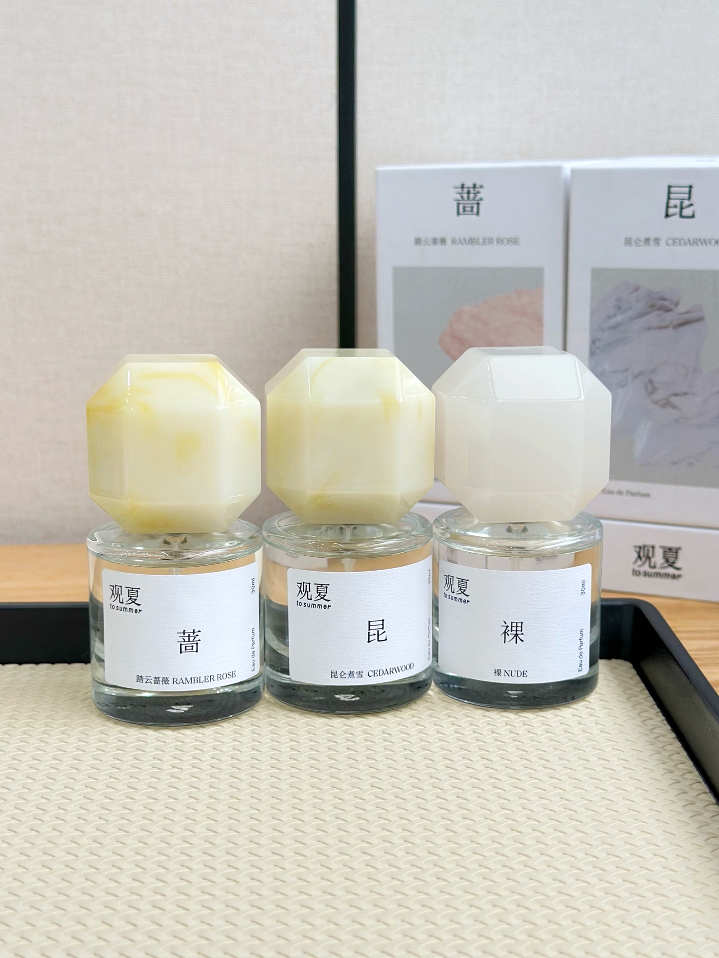 NO:811241,These three fragrances completely break the 'strong sense' of conventional perfumes, focusing on a relaxing, clean, and story-telling fragrance. Whether you are looking for a 'natal fragrance' that will not conflict with your daily commute, or give a stylish gift to a friend, you can't go wrong with these three bottles with your eyes closed. NUDE - a light and natural fragrance, a clean body fragrance with its own aura. The fragrance is floral musk, relaxing, clean, pseudo-body fragrance, and it is easy to compete with. The top notes are lemon + pear + cotton.  Just sprayed out, it feels like the moment after taking a shower, filtered by sun-drenched cotton. It is moist and soft, without any aggression. The middle notes are white magnolia + water lily + violet + ambrette. The elegant floral concerto, like a light layer of moonlight, is gentle and restrained, without the aggressive feeling of perfume. The base notes are ambergris + amber + musk. This is the most amazing step!  The aroma slowly melts into a pseudo-body fragrance that is close to body temperature. It is not a perfume smell, but the clean smell of your skin itself. It is the god of 'light people'!  Suitable for any scene and any season. The smell is not trying to please, but a kind of 'blank' wisdom. Others will not ask you what perfume you use, but will quietly think 'you smell so good.' It is the first choice for healing. Kun (Kunlun Boiled Snow) - Oriental coolness and winter Zen of Changbai Mountain. Fragrance notes are oriental woody, cool, woody, healing, and borderline. Top notes are bergamot + juniper berry + pine + cypress.  The moment you spray it out, you feel like you have traveled to a winter day in Changbai Mountain. The cold wind from the snow-capped mountains passes by the tip of your nose, and the air is filled with the coldness and purity of snow-covered branches. Middle notes are rose + jasmine + Atlantic cedar. After the coldness dissipates, the woody notes gently cover the floral fragrance, exuding a little sweetness of rose, which is restrained and advanced. Base notes are Chinese cedar + amber + guaiac wood.  The woody undertone is calm and warm, which makes the aroma more healing and warm. It is cool but not cold, and has a very oriental charm. It is the first one to buy in the summer!  It is not an imitation of snow, but the ultimate interpretation of 'white space' by the Orientals. It is suitable for curling up in a blanket in winter, or when you need a cool afternoon in summer. It smells like you are in a cabin in the Kunlun Mountains, and even your breathing is tinged with Zen. Rose (Cloud-Stepping Rose) Spring Overture·Green Rose Psalm Fragrance Gentle floral and fruity fragrance Bright, green rose, spring, vitality Top notes of bergamot + passion fruit.  Sweeping away the dullness of winter, a bright fruity fragrance hits your face, like wild roses growing wantonly in nature, with green branches, leaves and roots, free and vital. The middle notes are Chiba rose + green tea + pink peony. This is a rose that is not kitsch!  It is not the kind of rich rose fragrance in the garden, but the oriental rose wrapped in morning mist and tea charm, stretching and playful. The base notes are amber + musk + golden wood fragrance. It is gentle and settles, leaving a light woody musk aftertaste, which fills the atmosphere. It is the opening ceremony of spring!  If you like roses, but are afraid of being too sweet or old-fashioned, then this Rose on the Clouds is definitely your cup of tea. It is especially suitable for the spring and summer seasons. When you wear it, your whole body will be bright and energetic. It is a green rose fragrance that you have never met before. Perfume, blankets19860909这三款香完全打破了常规香水的“浓烈感”,主打一个松弛、干净、有故事.不管是想找日常通勤不撞香的“本命香”,还是送朋友有格调的礼物,这三瓶闭眼冲都不会出错 裸（NUDE）—— 淡人本命·自带灵气的干净体香 香调花香麝香调、松弛、干净、伪体香、不争不抢 前调柠檬+梨+棉花. 刚喷出来像刚洗完澡的瞬间,被阳光晒透的棉花过滤过一样,清润又软乎,没有一丝攻击性. 中调白玉兰+睡莲+紫罗兰+黄葵. 清雅的花香协奏曲,像一层轻盈的月光笼在身上,温柔克制,完全没有香水扑人的侵略感. 后调龙涎香+琥珀+麝香. 这是最绝的一步！香气慢慢融化成贴近体温的伪体香,不是香水味,是你皮肤本身的干净气息. 它是“淡人”的神！适配任何场景、任何季节.闻起来不是在用力讨好,而是一种“留白”的智慧.别人不会问你用了什么香水,只会悄悄觉得“你本人,就这么好闻.” 送闺蜜或自用,都是治愈系首选. 昆（昆仑煮雪）—— 东方清冷·长白山的冬日禅意 香调东方木质调、清冷、木质、治愈、边界感 前调香柠檬+杜松子+松树+丝柏. 喷出来的瞬间,仿佛穿越到了长白山的冬日,雪山寒风掠过鼻尖,空气里是积雪压枝的凛冽与纯净. 中调玫瑰+茉莉+大西洋雪松. 冷意散去后,木质调轻轻盖住花香,渗出一点点玫瑰的甜意,克制又高级. 后调中国雪松+琥珀+愈创木. 木质香的底色沉稳温暖,让香气更有治愈感和温度,清冷但不高冷,很有东方韵味. 它是入坑观夏的第一支！不是对雪的模仿,而是东方人对“留白”的极致诠释.适合冬日蜷缩在毛毯里,或夏日需要一抹清冷的午后,闻着像置身昆仑山脉的小木屋,连呼吸都染上了禅意. 蔷（踏云蔷薇）春日序曲·绿意盎然的玫瑰诗篇 香调温柔花果香调 明媚、绿意玫瑰、春日、生命力 前调香柠檬+百香果. 扫去冬天的沉闷枯涩,明亮的果香扑面而来,像大自然里肆意生长的野玫,带着枝叶根茎的绿意,自在又有生命力. 中调千叶玫瑰+绿茶+粉牡丹. 这是一支不媚俗的玫瑰！不是那种浓郁的园子里的玫瑰香,而是裹着晨雾与茶韵的东方玫瑰,舒展且俏皮. 后调琥珀+麝香+金木香. 温柔沉淀,留下淡淡的木质麝香余韵,氛围感拉满. 它是给春天的开幕式！如果你喜欢玫瑰调,但又怕太甜腻或老气,那这支踏云蔷薇绝对是你的天菜.特别适合春夏季节,穿上它整个人都明媚又富有活力,是相见恨晚的绿意玫瑰香.,香水,blankets,accessory