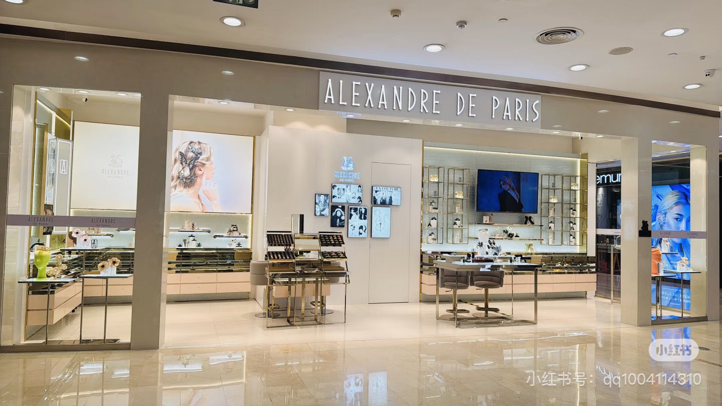 NO:811275,The ceiling of the hair accessories industry~ The ALEXANDRE DE PARIS brand has been operating for more than 60 years, and there is a profound history and brand culture behind it. After the precipitation of history, Alexandre de paris has occupied and stabilized its position as the leading brand in the world's hair accessories field! As the world's only high-end hair accessories, to this day, Alexandre de Paris is not only a brand, but also a symbol of the identity and status of celebrities in the upper class and royal families! Its products mainly include headbands, hair clips, side clips, hair ties, hair combs, etc. The materials include silk chiffon, velvet, lambskin, etc... Speaking of Mr. Alexandre, maybe everyone is unfamiliar with him. After all, there are too many fashionistas named Alexandre, but when it comes to Audrey Hepburn, Elizabeth Taylor, Mrs. Kennedy, the Duchess of Windsor, everyone should be familiar with it. Mr. Alexandre is their royal stylist and caring best friend! ! ! Design style Mr.ALEXANDRE's designs are world-famous for their nobility, elegance, and fashion. The brand perfectly combines traditional craftsmanship with innovation, exquisite inlays and other processes, integrating the artistic beauty of hairstyles into it! Shining in the shows of many of the world's top brands~, trendy department stores, sheepskin, hairpins19860909发饰界的天花板～ ALEXANDRE DE PARIS 品牌经营长达60余年的时间,其背后蕴藏了深厚的历史和品牌文化.经过历史长河的沉淀,Alexandre de paris占据并稳固了世界发饰领域领导品牌的地位！作为全球唯一的高著品发饰,时至今日,Alexandre de paris 不仅是一个品牌,更多成为了上流社会和皇室贵族明星身份和地位的象征！ 其产品主要包括头箍 发夹 边夹 发圈 发梳等 材质包括丝绸雪纺 丝绒 小羊皮等… 说起Mr.Alexandre,或许大家对他比较陌生,毕竟名叫Alexandre的时尚大佬实在是太多,但是说起奥黛丽赫本,伊丽莎白泰勒,肯尼迪夫人,温莎公爵夫人,大家应该耳熟能详了,Mr.Alexandre 便是她们的御用造型师加贴心好闺蜜！！！ 设计风格 Mr.ALEXANDRE的设计以高贵、典雅、时尚闻名于世,品牌完美结合了传统手工艺和创新,精致镶嵌等各项工艺流程,将发型的艺术美感融入其中！在众多世界顶级品牌的秀场绽放光彩～,潮品百货,sheepskin,hairpins,accessory