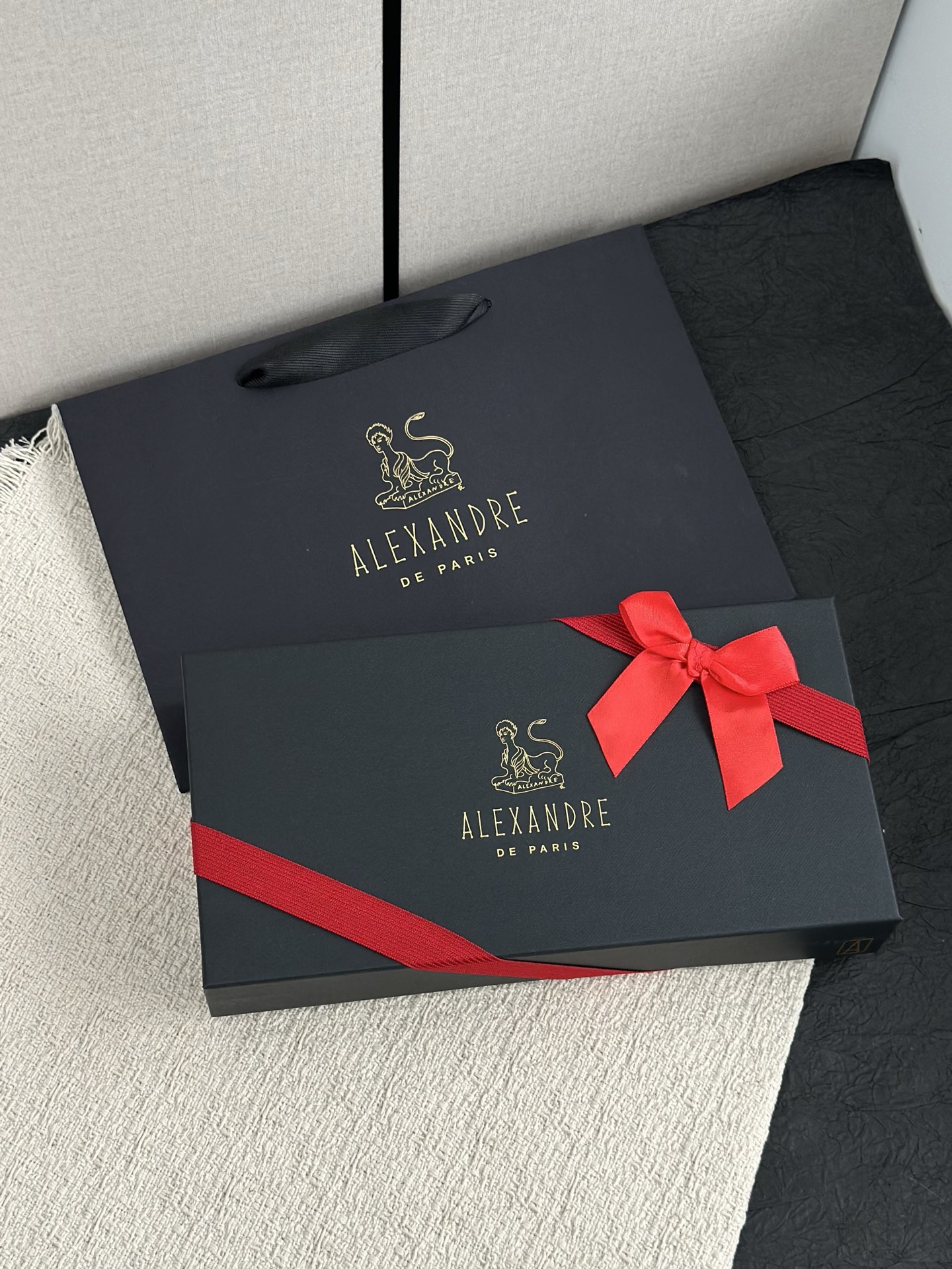 NO:811273,ALEXANDRE DE ARIS luxury gift set is so exciting!  Customized black gold gift box + brand exclusive hand-held gift bag, gold-plated lion logo is low-key and noble, with a red bow ribbon, it directly fills the air with a high-end atmosphere. Two large and small bow air bags are neatly combed in place, and it is a delicate gift for scalp care for a lifetime. The gift is decent and attentive. The texture is immediately stunning when you get it, and the sense of ritual and practicality are both satisfied. From the appearance, craftsmanship to the matching layout, it is an exquisite and romantic gift that no girl can refuse~, Trendy Department Store19860909ALEXANDRE DE ARIS 高奢成套礼盒太心动！ 定制黑金礼盒+品牌专属手提礼袋,烫金狮标低调显贵,搭配正红蝴蝶结缎带,高级氛围感直接拉满. 大小两把蝴蝶结气囊梳整齐就位,自留是一辈子的头皮养护精致好物,送礼体面又用心,拿到手的瞬间质感直接惊艳,仪式感与实用性双双拉满 从颜值、工艺到配套排面,妥妥的女生无法拒绝的精致浪漫好物~,潮品百货,accessory