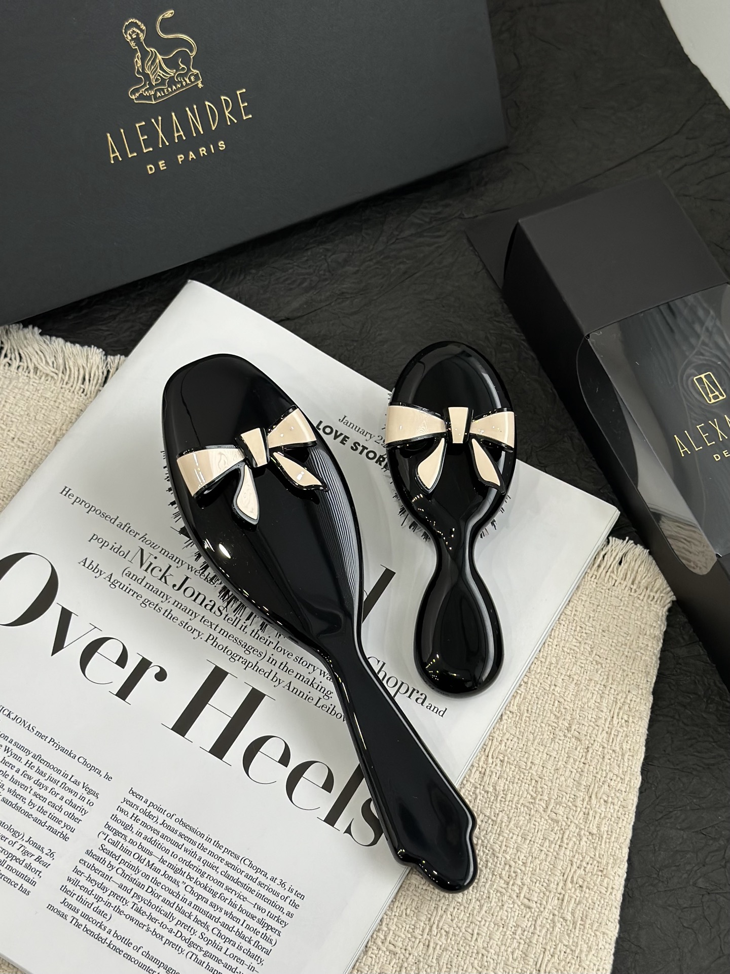 NO:811290,Sisters who want to hide elegance in their hair should check out this bow hair comb by Alexandre de Paris!  Black shiny material with gold bow, both beautiful and practical, suitable for daily hair combing and styling!  !  !  Both combs are Japan-limited Alexandre de Paris bow hair combs. The high-quality craftsmanship that the brand has adhered to for many years is fully reflected in this hair comb. The black and gold bow is exquisite and elegant, making it a high-quality choice for daily use and gifts!  !  !  The combination of nylon + boar bristles + ABS resin, the comb teeth are soft and can deeply smooth the hair. It is also very friendly to thin, oily scalp!  It is also divided into two sizes: large size 22cm6.3cm and small size 14.5cm5.2cm. The large size is very suitable for daily combing long hair at home, and the small size is very convenient to carry in the bag when going out to touch up the style. Trendy department store19860909想要把优雅藏在发丝间的姐妹看过来 Alexandre de Paris这款蝴蝶结发梳一定要入！黑亮材质搭配金蝴蝶结,颜值与实用双在线,日常梳头、造型都适配！！！ 两把梳子都是日本限定款 Alexandre de Paris蝴蝶结发梳.多年来品牌坚守的高品质工艺,在这把发梳上体现得淋漓尽致,黑金配色的蝴蝶结精致又大气,是日常与送礼的质感之选！！！ 尼龙+猪鬃毛+ABS树脂的组合,梳齿软乎乎的还能深层顺发,对细软塌、油性头皮也太友好了吧！而且分大号22cm6.3cm、小号14.5cm5.2cm两个尺寸,大号日常居家梳长发超合适,小号揣包里出门补造型超方便,潮品百货,accessory