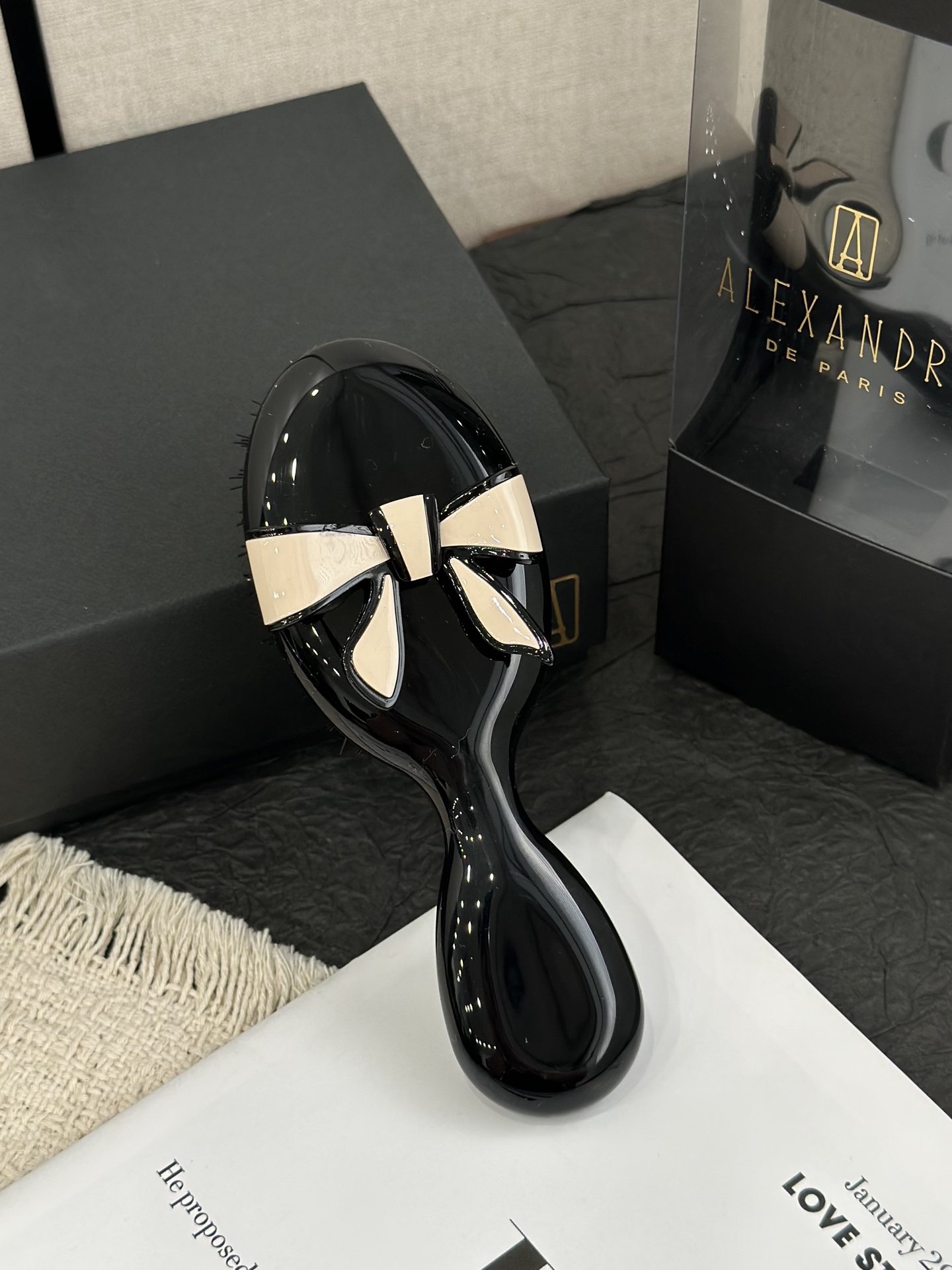 NO:811288,Let’s look at the trumpet first!  The small bow hair comb is the exquisite king in the portable world!  It doesn't take up much space in your bag. You can just put it in your bag when you go out for a date, commute to work, or travel. It's super convenient to take it out when you want to comb your hair or re-style it. The comb teeth are still soft and don't hurt your hair. It's very easy to smooth bangs, sort out broken hair, or comb short and medium hair. The ergonomic handle is comfortable to hold and doesn't hurt your hands at all!  Sisters who often do styling can also use it with confidence. It can be used for personal use to enhance the sense of sophistication, and it is also very handy for giving as a gift. It is a good item to create a good atmosphere!  !  !  , trendy department store19860909先来看小号！小号蝴蝶结发梳,就是便携界的精致王者！揣包里完全不占地儿,出门约会、上班通勤、旅行出差,随手塞包里就行,想梳头发、补造型的时候拿出来超方便.梳齿照样柔软不伤发,日常顺顺刘海、整理碎发,或是给中短发梳顺都贼顺手,人体工学手柄握着也舒服,一点不硌手！经常做造型的姐妹也能放心用～自用提升精致感,送礼更是拿得出手,妥妥的氛围感好物！！！,潮品百货,accessory