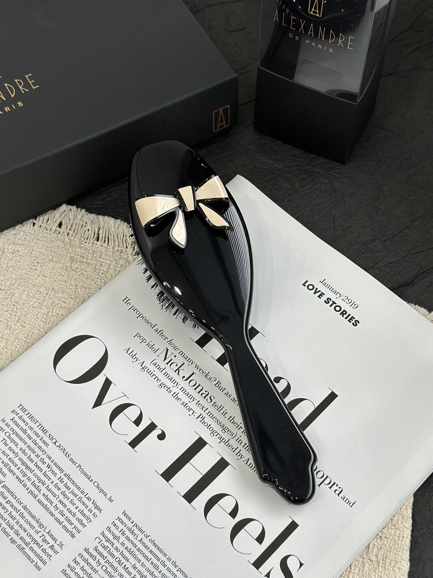 NO:811286,The size of the large bow hair comb is 22cm*6.3cm, which will directly hit the hearts of celebrities with long hair.  It can cover most of the hair with one comb. Whether it is knotted long hair or thick hair, it can be combed smoothly. The boar bristles + nylon comb teeth are soft and there is no hair pulling. After combing the scalp, it feels like a massage ~ The ergonomic handle feels great in the hand. I usually comb my hair at home and do half-tied hair/ball hair styles. It is very easy to use it to pull the hair. Sisters with long hair close their eyes and use this large size, which is very practical!  , trendy department store19860909大号蝴蝶结发梳22cm*6.3cm的尺寸,直接戳中长发星人的心巴 一梳下去就能覆盖大半头发丝,不管是打结的长发还是厚重的发量,都能顺顺当当梳开,猪鬃毛+尼龙的梳齿软乎乎的,扯头发不存在的,梳完头皮还跟做了按摩似的贼舒服～人体工学手柄握着手感超赞,平时在家梳头发、做半扎发/丸子头造型,用它扒拉头发贼顺手,长发姐妹闭眼冲这款大号,实用度直接拉满！,潮品百货,accessory