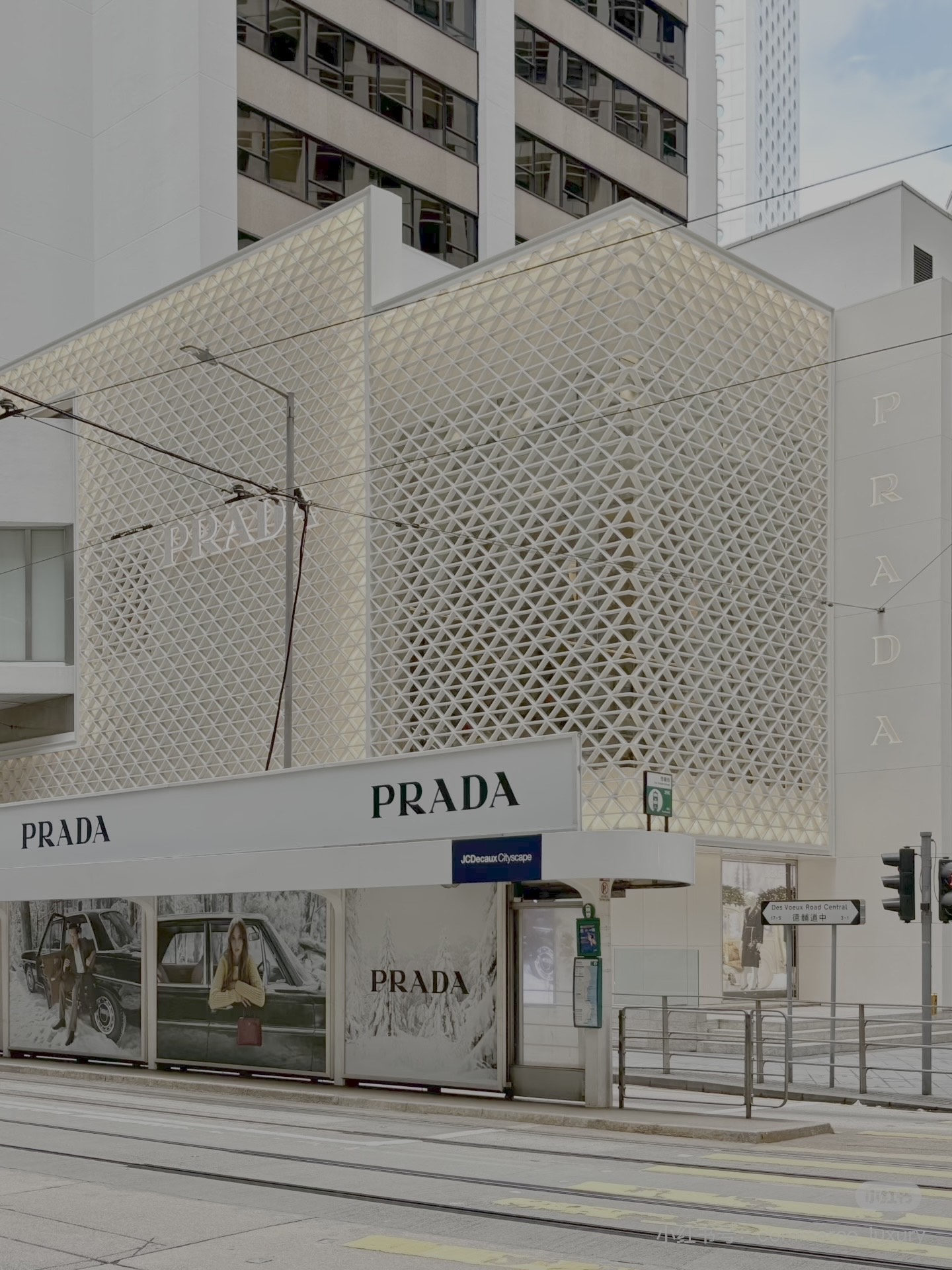 NO:811383,PRADA was founded in Milan, Italy in 1913. It is a century-old luxury brand. It is famous for its avant-garde design, classic triangle logo and nylon materials. It spans all categories of luggage, makeup, perfume and personal care. Its style is low-key, high-end and recognizable. The brand position is firmly in the first echelon of global luxury goods. It is a Milan fashion representative and a recognized status symbol in the entertainment circle, socialite circles and high-end workplaces. It has both artistic value and fashion voice, and has its own light luxury and high-end aura.  The texture of Prada makeup is high-end and not surprising. The air cushion comes with high-power sun protection, super coverage, long-lasting makeup, and can be used by both men and women!  The lipstick tube is exquisite, the colors are versatile, and the matte finish is not drying. It is suitable for daily red carpets. The fragrance of Prada perfume is high-end and niche, with cool woody and gentle floral fragrances. The fragrance is long-lasting, and the bottle is minimalist and textured. It is suitable for both men and women, and the atmosphere is directly filled. Prada's hand cream has a refreshing and non-greasy texture, moisturizing and non-sticky, and comes with the same high-end salon fragrance. It is small and portable, and it is a low-key luxury fragrance when applied casually.  Once all the products are released, celebrities and internet celebrities will start cultivating them. They have a stable reputation on the entire network and a high repurchase rate. They have both good looks and strength. Whether they are for personal use or as gifts, they are of high quality. They are widely accepted and loved by the public. Lipsticks, lip glazes, lipsticks, perfumes, prada, prada19860909PRADA 1913年创立于意大利米兰,百年老牌顶奢,以先锋设计、经典三角标识和尼龙材质出圈,横跨箱包、彩妆、香水、个护全品类,风格低调高级又有辨识度. 品牌地位稳居全球奢侈品一线梯队,米兰时尚代表,娱乐圈、名媛圈层、高端职场公认的身份象征,兼具艺术价值与时尚话语权,自带轻奢高级气场. 普拉达彩妆的质感高级不踩雷,气垫自带高倍防晒,遮瑕超强、持妆服帖、男女都能用！口红管身精致,色号百搭显色,哑光不拔干,红毯日常都适配. 普拉达香水的香调高级小众不撞香,清冷木质、温柔花香都有,留香持久,瓶身极简有质感,男女通杀,氛围感直接拉满. 普拉达的护手霜质地清爽不油腻,保湿滋润不黏手,自带同款高级沙龙香,小巧便携,随手涂都是低调奢香. 所有产品一经发售明星网红纷纷种草,全网口碑稳定、复购率高,颜值与实力并存,不管是自用还是送礼都超有档次,大众接受度和喜爱度拉满,口红.唇釉.唇膏香水,prada,prada,accessory