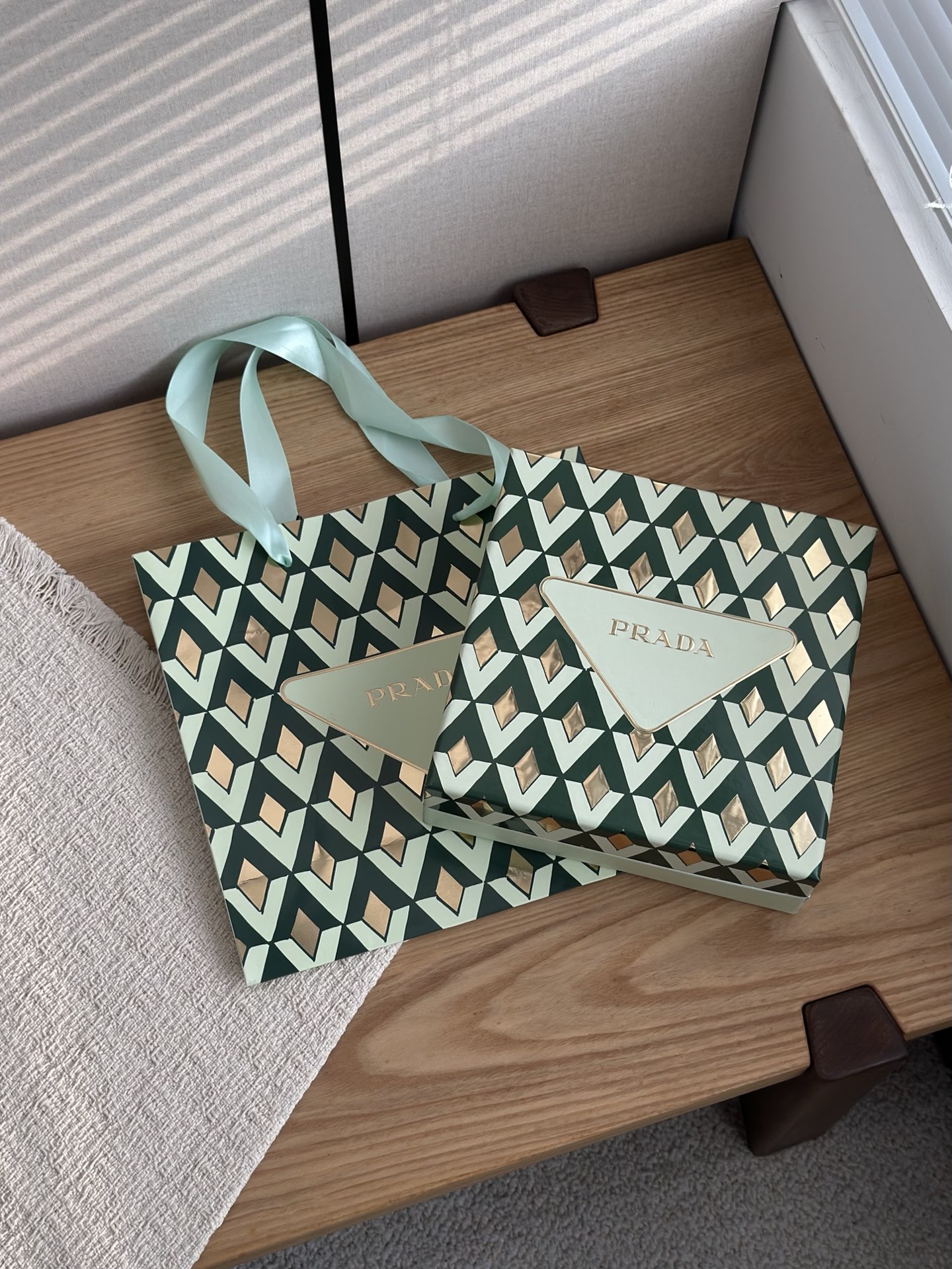 NO:811382,Luxury brand noodles are full of noodles, and the gifts are decent to the core!  The limited edition green and gold geometric pattern gift box + handbag of the same series, the gilded triangle logo has its own nobility, and it is like a walking high-end business card in your hand. Whether it is a birthday, anniversary or holiday gift, what you give is not a gift, but a real luxury brand style!  !  !  , lipstick. lip glaze. lipstick perfume19860909奢牌排面拉满,送礼体面到骨子里！限定绿金几何纹礼盒+同系列手提袋,烫金三角Logo自带贵气,拿在手里就是行走的高级名片,不管是生日、纪念日还是节日送礼,送的不是礼物,是实打实的奢牌格调！！！,口红.唇釉.唇膏香水,accessory