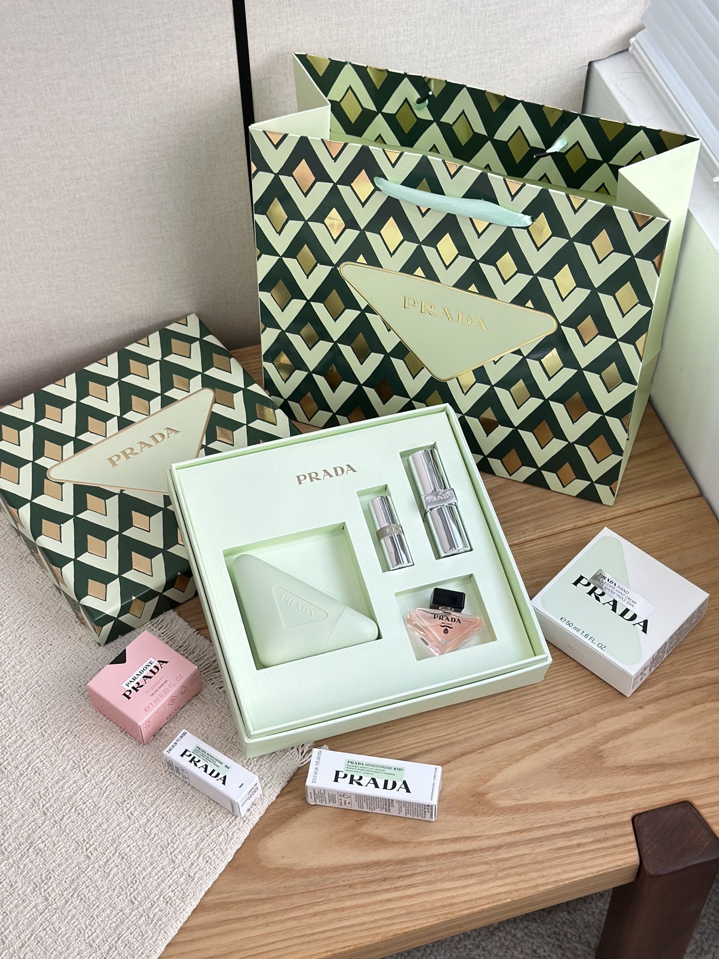 NO:811380,A practical limited-edition box that fully covers your face and hands. Every item in the gift box is a must-have for high-frequency users!  Limited edition green and gold geometric pattern gift box, with light green inner box, classic triangle logo throughout, showing RADA's unique low-key luxury from the outside to the inside. The moment of opening it is full of ritual feeling, giving a decent and high-end gift. Two popular color lipsticks, you can hold it for daily commuting and dating. 50ml triangle hand cream, refreshing texture and high-end fragrance, you just need a 7ml 'I'm Unpredictable' perfume sample in autumn and winter, put it in your bag to refill it anytime.  One set contains foundation makeup, lip makeup, hand care, and fragrance. The person who receives it can use it every day and will not leave it idle at all!  !  !  Giving it as a gift is definitely the best choice for 'stunning at first glance + falling in love with you the more you use it'!  !  !  , lipstick. lip glaze. lipstick perfume, prada19860909实用度的一款限定套盒从脸到手全覆盖礼盒里的每一件都是高频刚需！限定绿金几何纹礼盒,搭配浅绿内盒,经典三角Logo贯穿始终,从外到内都透着RADA独有的低调奢华感,拆开的瞬间仪式感直接拉满,送礼体面又高级 两支热门色号唇膏,日常通勤、约会氛围感都能hold住 50ml三角护手霜,质地清爽留香高级,秋冬刚需 7ml「我本莫测」香水小样,出门揣包里随时补香 一套搞定底妆、唇妆、护手、香氛,收到的人每天都能用,完全不会闲置！！！ 送人绝对是「一眼惊艳+越用越爱」的不二选择！！！,口红.唇釉.唇膏香水,prada,accessory