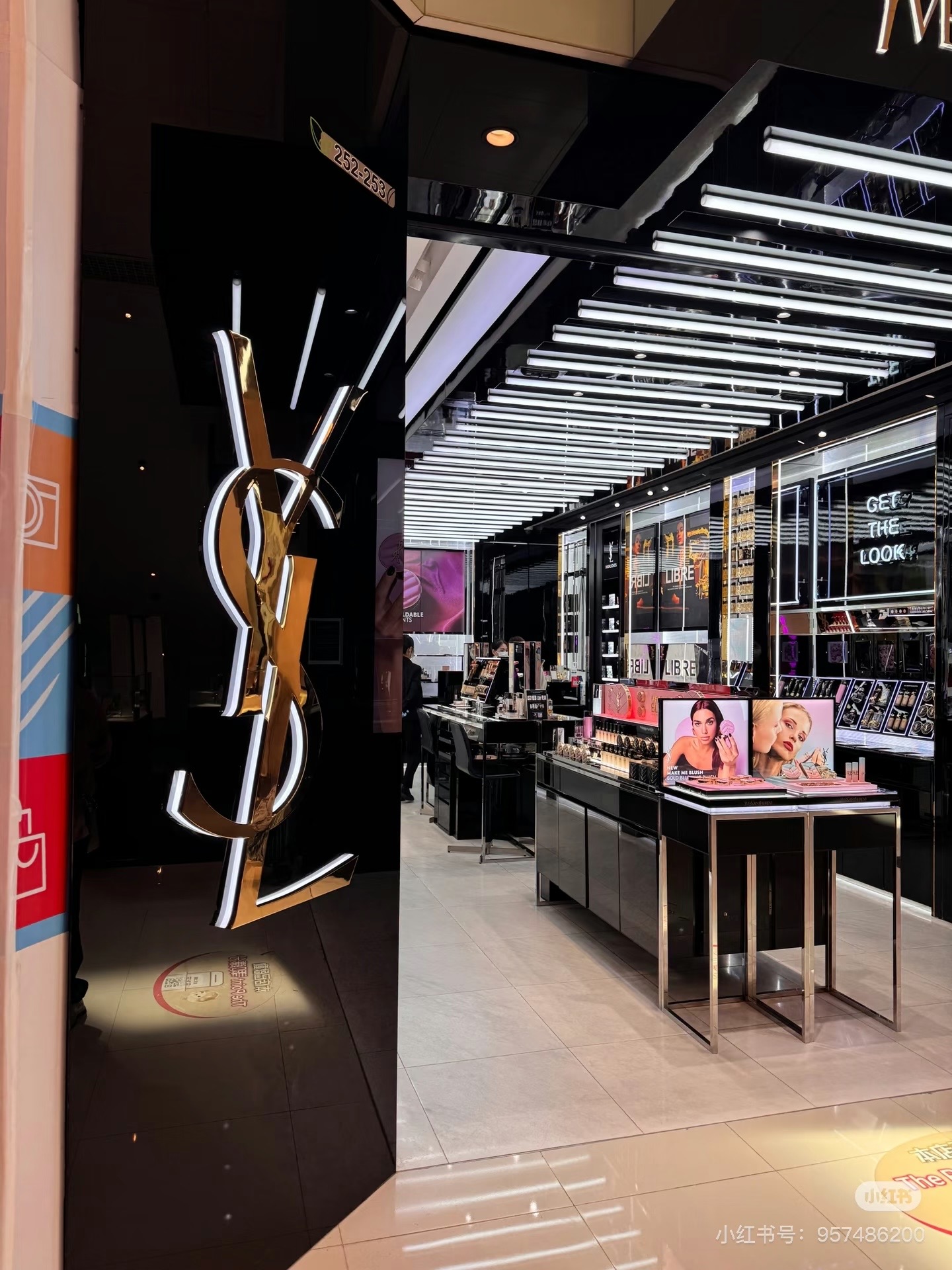 NO:811377,YSL is truly a legend engraved in the history of luxury makeup. Founded in 1961 by fashion master Yves Saint Laurent, it has been popular all the way from haute couture to beauty. It has its own French haute couture genes and is a top luxury brand competing with Chanel and Dior!  !  !  The founder, Mr. Yves Saint Laurent, became the chief designer of Dior when he was 21 years old. Later, he created smoking attire, breaking the constraints of women's clothing, and carving freedom, avant-garde, and high-end into the brand's blood. After the beauty line was acquired by L'Oreal, it became even more ridiculous. The global annual sales are nearly 3 billion euros, and it is so popular that it is out of stock in China. It is the ceiling of light luxury makeup!  The popularity among the people is immediately reached!  The high-end air cushion industry has been the best-selling product all year round, with a user recommendation rate of 89 and a positive rating of 87+. Whether you have dry or oily skin, a YSL air cushion is almost standard!  Unlimited repurchases in the blogger circle and the ladies circle, give it as a gift = high-end, face-to-face, unconventional, and status as stable as Mount Tai~ This time, the new YSL ice cushion is so perfect that it is out of the circle. The glacier blue shell has a bursting appearance, and the upper face is icy and cool. The liquid texture has zero powdery feel. It can control oil in one second, and the matte makeup looks very natural. The makeup is super stable and does not stick to the powder and does not oxidize. It is nourishing and clear. It can be applied to all skin types without thinking, and it can be a god when setting makeup in summer!  !  !  ,makeup,chanel,dior,saint laurent,saint laurent19860909YSL真的是刻在奢妆史里的传奇 1961年由时装大师伊夫·圣罗兰创立,从高定时装一路火到美妆,自带法国高定基因,是和香奈儿、迪奥三足鼎立的顶流奢牌！！！ 创始人圣罗兰先生21岁就当迪奥首席设计师,后来开创吸烟装,打破女性着装束缚,把自由、前卫、高级刻进品牌骨血. 美妆线被欧莱雅收购后更开挂,全球年销近30亿欧元,在中国更是火到断货,妥妥的轻奢彩妆天花板！ 国民喜爱度直接拉满！高端气垫界常年销冠,用户推荐率89、好评率87+,不管是干皮油皮,人手一块YSL气垫几乎是标配！博主圈、贵妇圈无限回购,送礼送它=高级有面不踩雷,地位稳如泰山～ 这次新品YSL冰气垫直接完美到出圈 冰川蓝外壳颜值炸裂,上脸冰冰凉凉,液体质地零粉感,一秒磨皮控油,雾面妆感巨自然.持妆超稳还不卡粉不氧化,养肤又清透,全肤质都能无脑冲,夏天定妆直接封神！！！,彩妆,chanel,dior,saint laurent,saint laurent,accessory