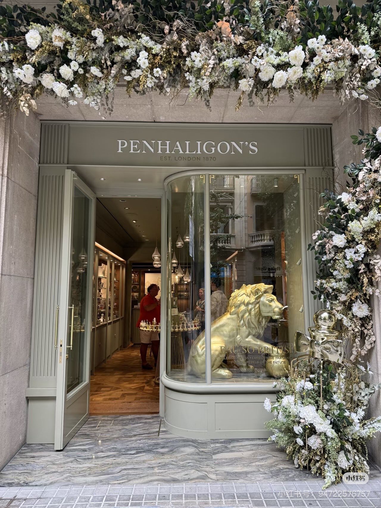 NO:811718,'Penhaligan', the royal fragrance used by the British royal family for a century, has long been synonymous with high style and taste in the perfume industry with its top-notch salon fragrance, aristocratic secret-style narrative and luxurious animal-headed bottle. It is not a niche fragrance and has full collection attributes. Each one has its own unique personality and soul fragrance. Learn about the brand story  Born in London, England in 1870, it started as a royal barber. With its first fragrance, it became popular among the Victorian aristocracy and received double royal certifications from the British royal family. After being damaged in World War II, it was rebuilt and revived, and it adheres to the ancient British method of hand-made fragrance and natural and rare raw materials.  Acquired by the Puig Group in 2015, the animal head portrait series was launched in 2016. It became popular with its character design and sense of story and became popular all over the world. It is a symbol of taste for high-net-worth circles and elite groups. It is not popular among niche groups and has low-key social recognition. The animal head series is based on the secret narrative of the aristocracy. It is a unique art-level luxury fragrance with a story in the perfume industry. Perfume19860909英国百年皇室御用香氛“潘海利根”它凭借顶级沙龙调香、贵族秘闻式的叙事感和奢华兽首瓶身,早已是香水圈高格调、有品位的代名词,小众不撞香、收藏属性拉满,每一支都自带专属人设与灵魂香气. 了解一下品牌故事 1870年诞生于英国伦敦,从皇家理发师起家,凭首款香氛走红维多利亚贵族圈层,拿到双英国皇室御用认证.历经二战损毁、重建复兴,坚守英式古法手工调香、天然珍稀原料. 2015年被Puig集团收购,2016年推出兽首肖像系列,靠人设+故事感爆火,风靡全球.是高净值圈层、精英群体的品味象征,小众不撞香,自带低调显贵的社交辨识度.兽首系列以贵族秘闻叙事出圈,是香水圈独一份、有故事的艺术级奢香.,香水,accessory