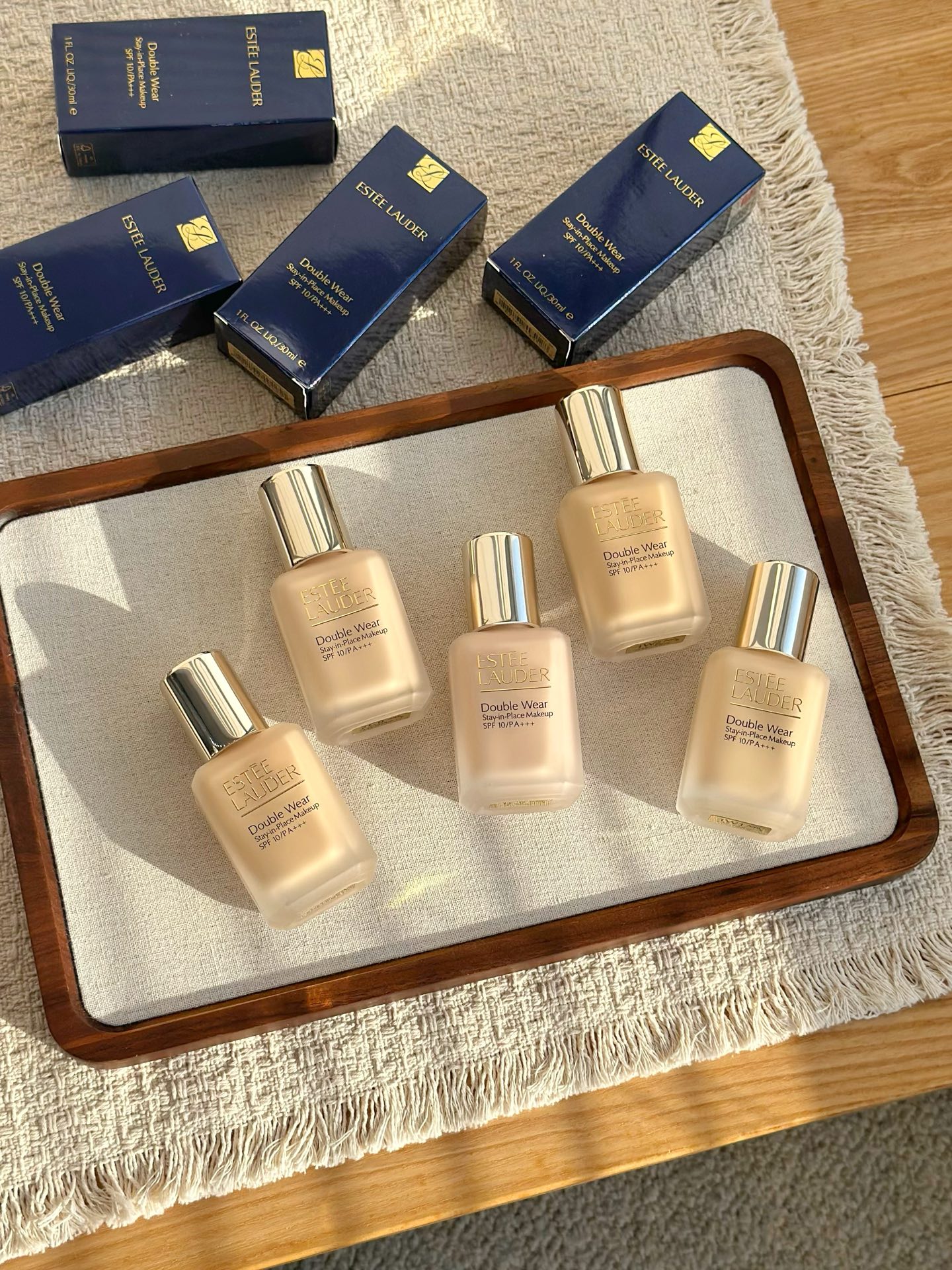 NO:850464,Estee Lauder Fengshen II DW Liquid Foundation is a complete upgrade for moms with oily skin!  Estee Lauder's second-generation liquid foundation is a brand new upgrade that stays put on your face!  Simply raise the makeup ceiling to a higher level. For oily skin, combination skin, blemish-prone skin, and acne-prone skin, you will no longer have to worry about oily makeup, dull makeup, or stuck-on powder!  !  !  Upgraded texture, a direct leap in makeup feel. The second generation DW uses micron-level ultra-fine soft mist powder, which is more fluid and silky as water!  Compared with the heavy dry powder feel of the first generation, the second generation is silky smooth and has no powdery feel on the face. It is moisturizing but not greasy, matte but not drying, and has super peeling power. There is no powder stuck or mottled in the dead corners of the nose, mouth, and under the eyes. It can be firmly blended into the skin with a light tap, and even the handicapped can apply flawless makeup. The second generation beats the first generation in all aspects and doubles the makeup holding power of the first generation to last 24 hours →  The second-generation upgrade has a 36-hour long standby, making it more beautiful the longer you wear it, and the longer you wear it, the closer it is to your skin. It has full root-level oil control, maintains a stable balance of water and oil for 4 weeks, and is waterproof and anti-sweat in hot summers, heavy sweats, and rainstorms. It is refreshing and non-greasy all day long. It greatly improves dullness. The second-generation product does not oxidize, turn yellow, or blacken all day long, and the makeup is clean and translucent all day long. It feels extremely gentle on the skin and removes 6 major sensitive ingredients!  It can also be used safely on acne-prone and sensitive skin, saying goodbye to acne and redness. The makeup texture is more advanced, from heavy false mask to matte → clear and soft matte skin, which is delicate and clean under any light, with zero blemishes from social distance. The fit is upgraded and the face-lifting power is stronger. The more oily the skin is, the more blended it is, and there will be no spots, spots or lines.19860909雅诗兰黛封神二代DW粉底液 油皮亲妈全面升级！持妆焊在脸上 雅诗兰黛第二代粉底液全新升级！直接把底妆天花板拉高一个段位,油皮、混油皮、瑕疵皮、痘肌闭眼冲,再也不怕出油脱妆、暗沉卡粉！！！ 升级质地、妆感直接质的飞跃 第二代DW采用微米级极细柔雾粉质,流动性更强、丝滑如水！相比一代的厚重干粉感,二代推开巨丝滑,上脸0粉感,润而不油、雾面却不拔干,扒肤力超强,鼻翼、嘴角、眼下这些死角完全不卡粉、不斑驳,轻拍就牢牢融肤,手残党也能拍出无瑕底妆. 第二代全方位吊打第一代 持妆力翻倍一代24小时持妆 → 二代升级36小时超长待机,越夜越美丽,久戴越贴肤 控油力拉满根源级控油,4周维稳平衡水油,大夏天、暴汗、暴雨防水抗汗,全天清爽不泛油光 暗沉大改善二代全天不氧化、不发黄、不发黑,带妆一整天妆面干净透亮 肤感巨温和剔除6大致敏成分！痘肌、敏肌也能安心用,告别闷痘泛红 妆感更高级从厚重假面雾面 → 清透柔雾奶肌,任何光线下都细腻干净,社交距离零瑕疵 服帖度升级扒脸力更强,皮肤越出油妆面越融合,完全不会斑驳卡粉、斑驳积线,彩妆,accessory