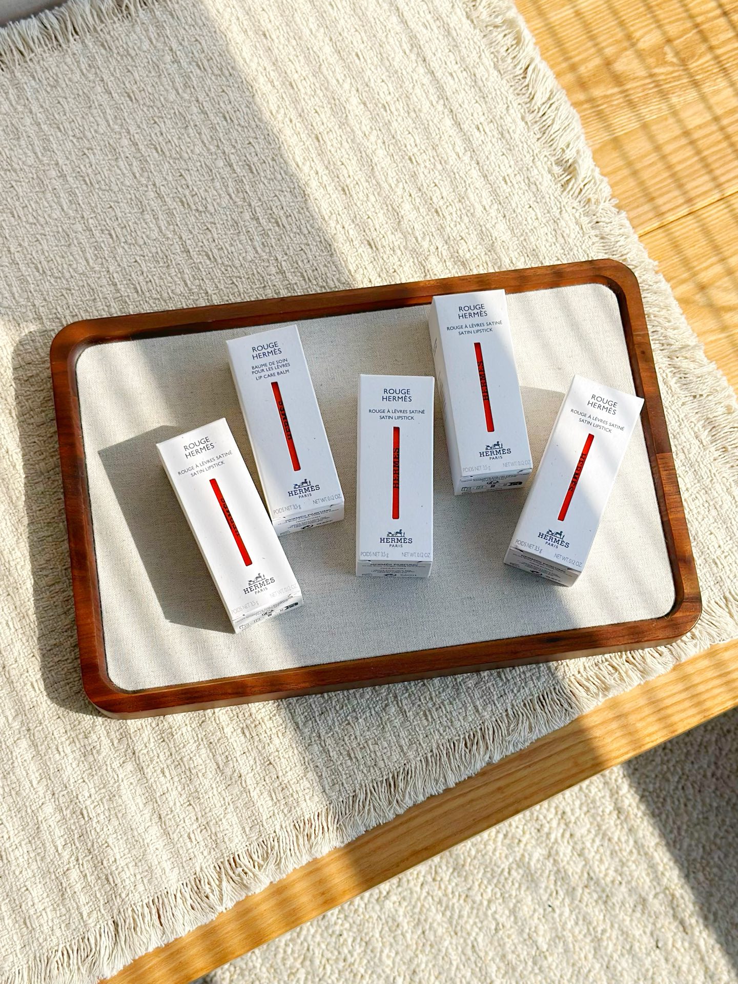 NO:850689,Hermès Satin Lipstick You can always trust Hermès’ makeup aesthetic!  This satin series lipstick directly welds French light luxury to your lips. The minimalist high-end shell of classic white + gold + black gold has a low-key top quality when you hold it in your hand. It has a great sense of weight when you use it. It is exquisite for personal use and very classy as a gift!  Silky satin texture, moisturizing but not drying, soft and delicate luster, full color and very close to the lips, moisturizing and protecting lips while perfectly coloring, apply on commuting, dating, important occasions, directly fill up the aura~, lipstick, lip glaze, lipstick, hermes19860909爱马仕缎光唇膏 永远可以相信爱马仕的彩妆审美！ 这支缎光系列唇膏,直接把法式轻奢贵气焊在嘴上 经典白+金+黑金的极简高级外壳,拿在手里就是低调的顶级质感,上手分量感绝了,自用精致、送人超有排面！丝滑缎光质地,水润不拔干,光泽温柔又细腻,显色饱满还巨贴唇,滋润护唇同时完美上色,通勤、约会、重要场合涂,气场直接拉满～,口红.唇釉.唇膏,hermes,accessory